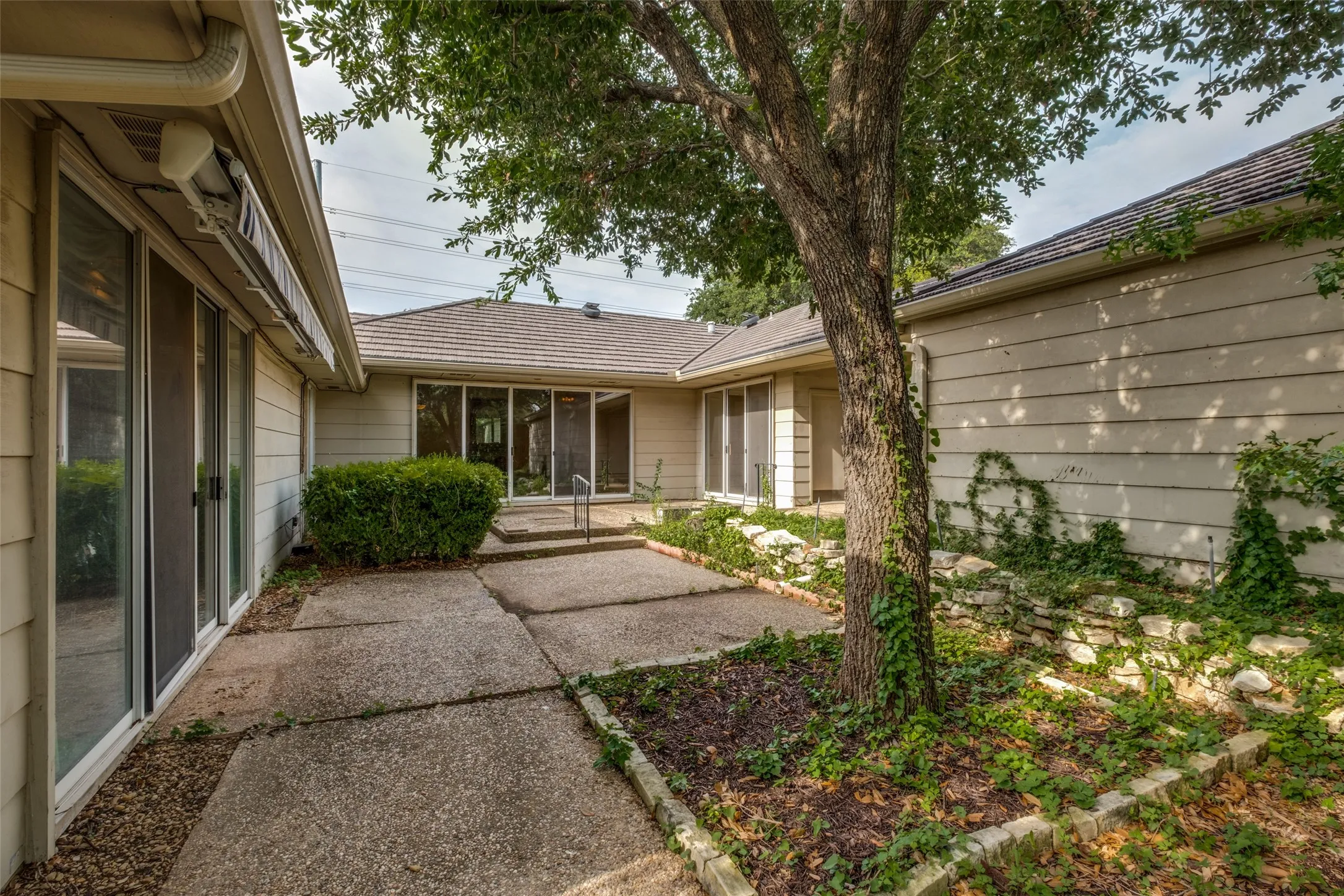 Single Family Residence For Sale in Dallas County , 7211 Lavendale Circle, Dallas, Texas 75230, 3 Bedroom, 3 Bathroom, 2 Garage spaces, 3,021 Sqft, built in 1978, mls#21334924, Real Estate Agent in Dallas, Homes For Sale in Dallas county, Homes For Sale in Dallas, Realtor in Dallas Texas, Real Estate Brokerage Independent Realty Texas, Luminita Cordes Realtor