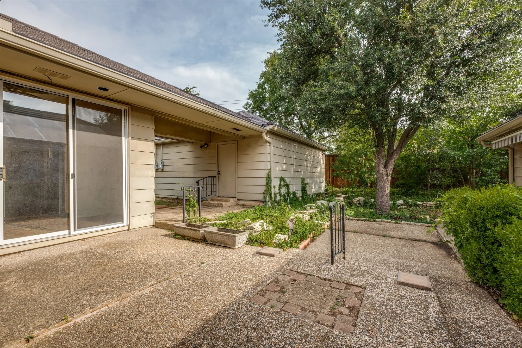 Single Family Residence For Sale in Dallas County , 7211 Lavendale Circle, Dallas, Texas 75230, 3 Bedroom, 3 Bathroom, 2 Garage spaces, 3,021 Sqft, built in 1978, mls#21334924, Real Estate Agent in Dallas, Homes For Sale in Dallas county, Homes For Sale in Dallas, Realtor in Dallas Texas, Real Estate Brokerage Independent Realty Texas, Luminita Cordes Realtor