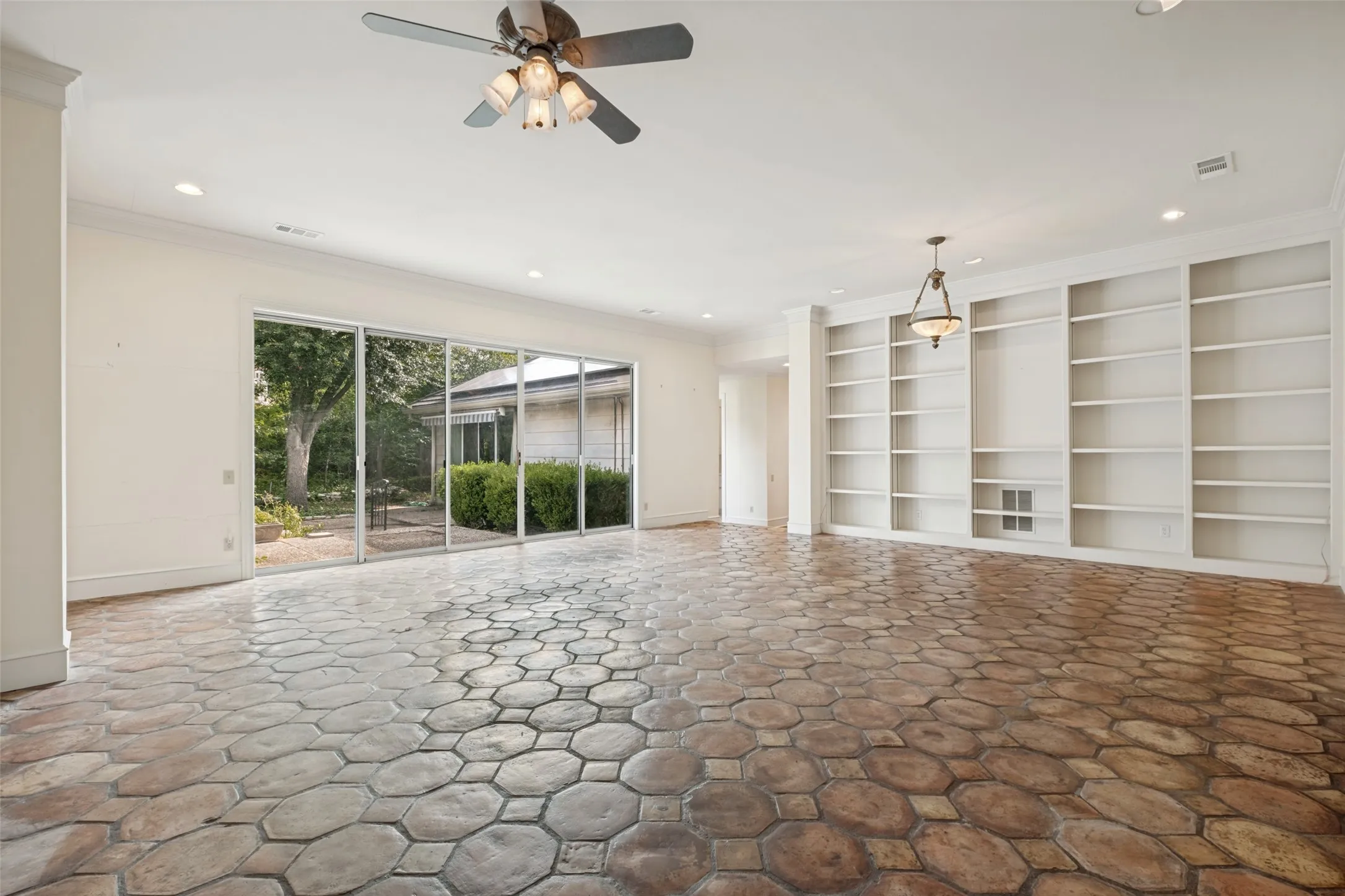 Single Family Residence For Sale in Dallas County , 7211 Lavendale Circle, Dallas, Texas 75230, 3 Bedroom, 3 Bathroom, 2 Garage spaces, 3,021 Sqft, built in 1978, mls#21334924, Real Estate Agent in Dallas, Homes For Sale in Dallas county, Homes For Sale in Dallas, Realtor in Dallas Texas, Real Estate Brokerage Independent Realty Texas, Luminita Cordes Realtor