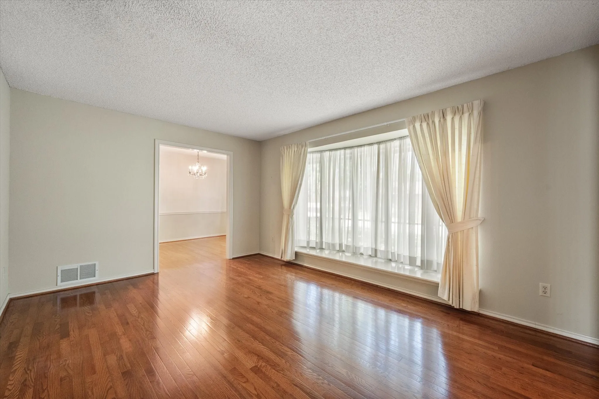 Single Family Residence For Sale in Tarrant County , 1104 Arlena Drive, Arlington, Texas 76012, 4 Bedroom, 3 Bathroom, 2 Garage spaces, 2,205 Sqft, built in 1971, mls#21335237, Real Estate Agent in Arlington, Homes For Sale in Tarrant county, Homes For Sale in Arlington, Realtor in Arlington Texas, Real Estate Brokerage Independent Realty Texas, Luminita Cordes Realtor