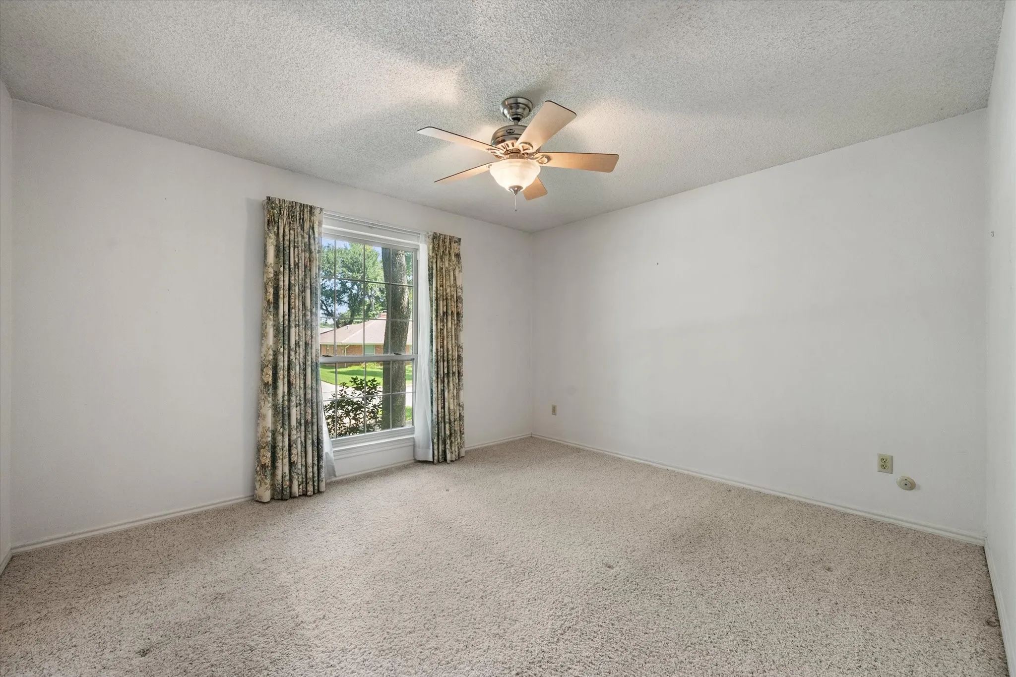 Single Family Residence For Sale in Tarrant County , 1104 Arlena Drive, Arlington, Texas 76012, 4 Bedroom, 3 Bathroom, 2 Garage spaces, 2,205 Sqft, built in 1971, mls#21335237, Real Estate Agent in Arlington, Homes For Sale in Tarrant county, Homes For Sale in Arlington, Realtor in Arlington Texas, Real Estate Brokerage Independent Realty Texas, Luminita Cordes Realtor