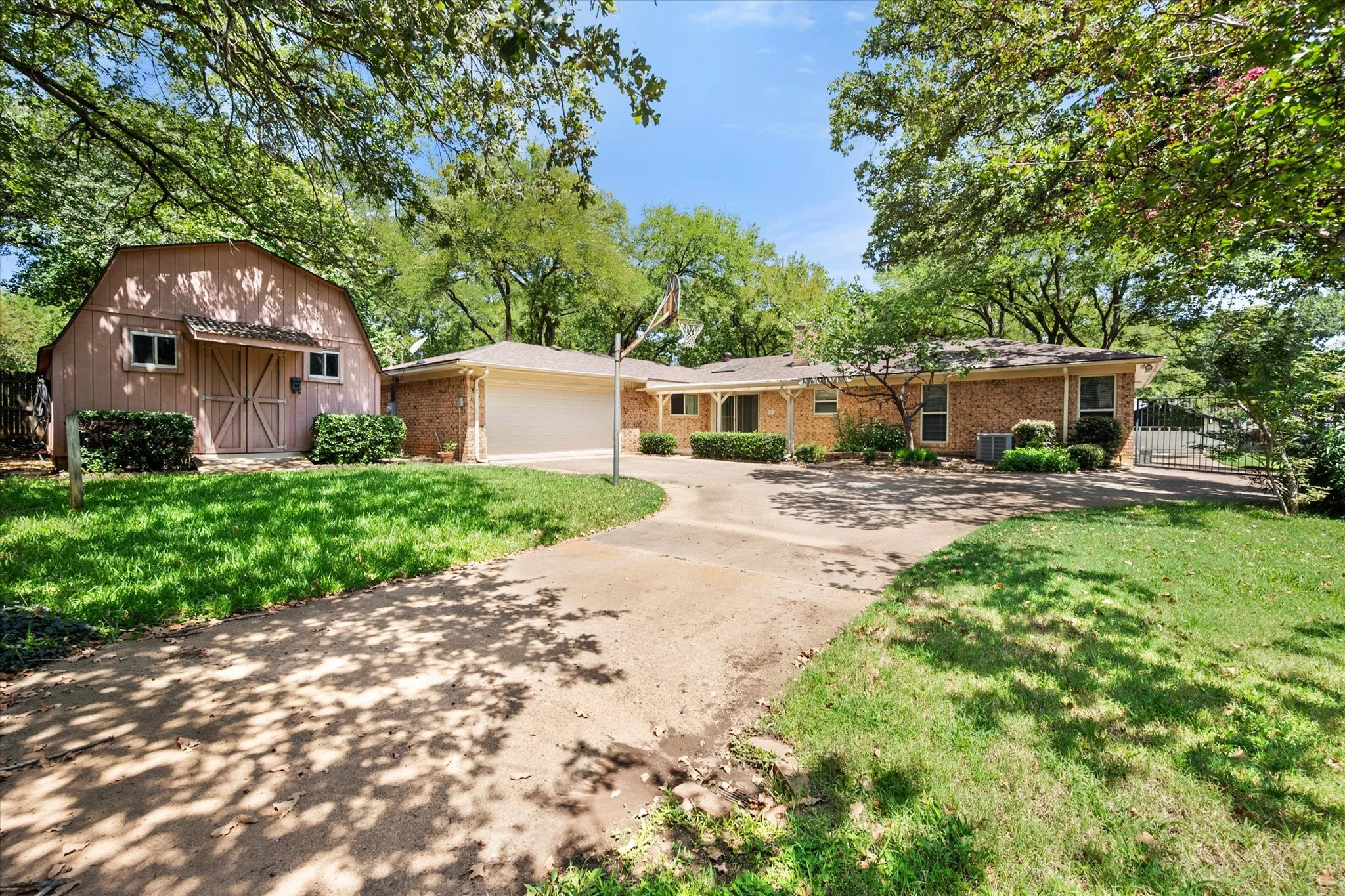 Single Family Residence For Sale in Tarrant County , 1104 Arlena Drive, Arlington, Texas 76012, 4 Bedroom, 3 Bathroom, 2 Garage spaces, 2,205 Sqft, built in 1971, mls#21335237, Real Estate Agent in Arlington, Homes For Sale in Tarrant county, Homes For Sale in Arlington, Realtor in Arlington Texas, Real Estate Brokerage Independent Realty Texas, Luminita Cordes Realtor