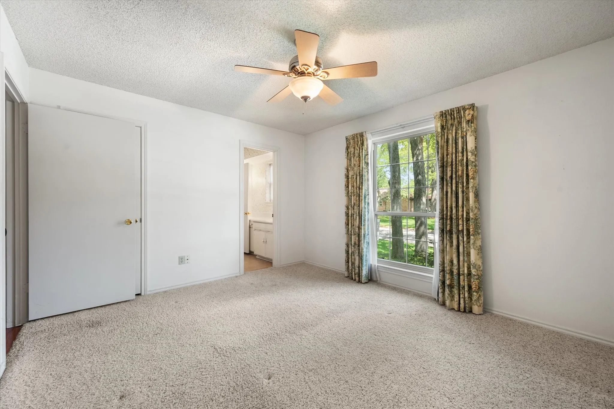 Single Family Residence For Sale in Tarrant County , 1104 Arlena Drive, Arlington, Texas 76012, 4 Bedroom, 3 Bathroom, 2 Garage spaces, 2,205 Sqft, built in 1971, mls#21335237, Real Estate Agent in Arlington, Homes For Sale in Tarrant county, Homes For Sale in Arlington, Realtor in Arlington Texas, Real Estate Brokerage Independent Realty Texas, Luminita Cordes Realtor