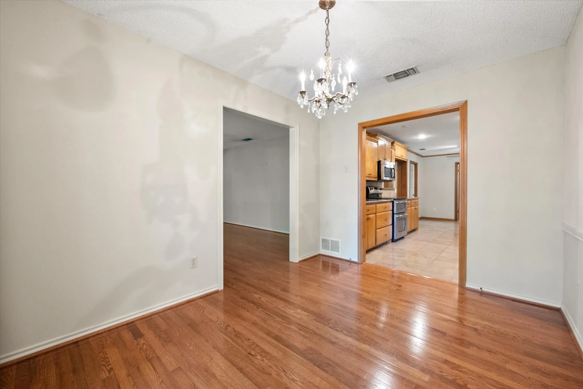 Single Family Residence For Sale in Tarrant County , 1104 Arlena Drive, Arlington, Texas 76012, 4 Bedroom, 3 Bathroom, 2 Garage spaces, 2,205 Sqft, built in 1971, mls#21335237, Real Estate Agent in Arlington, Homes For Sale in Tarrant county, Homes For Sale in Arlington, Realtor in Arlington Texas, Real Estate Brokerage Independent Realty Texas, Luminita Cordes Realtor