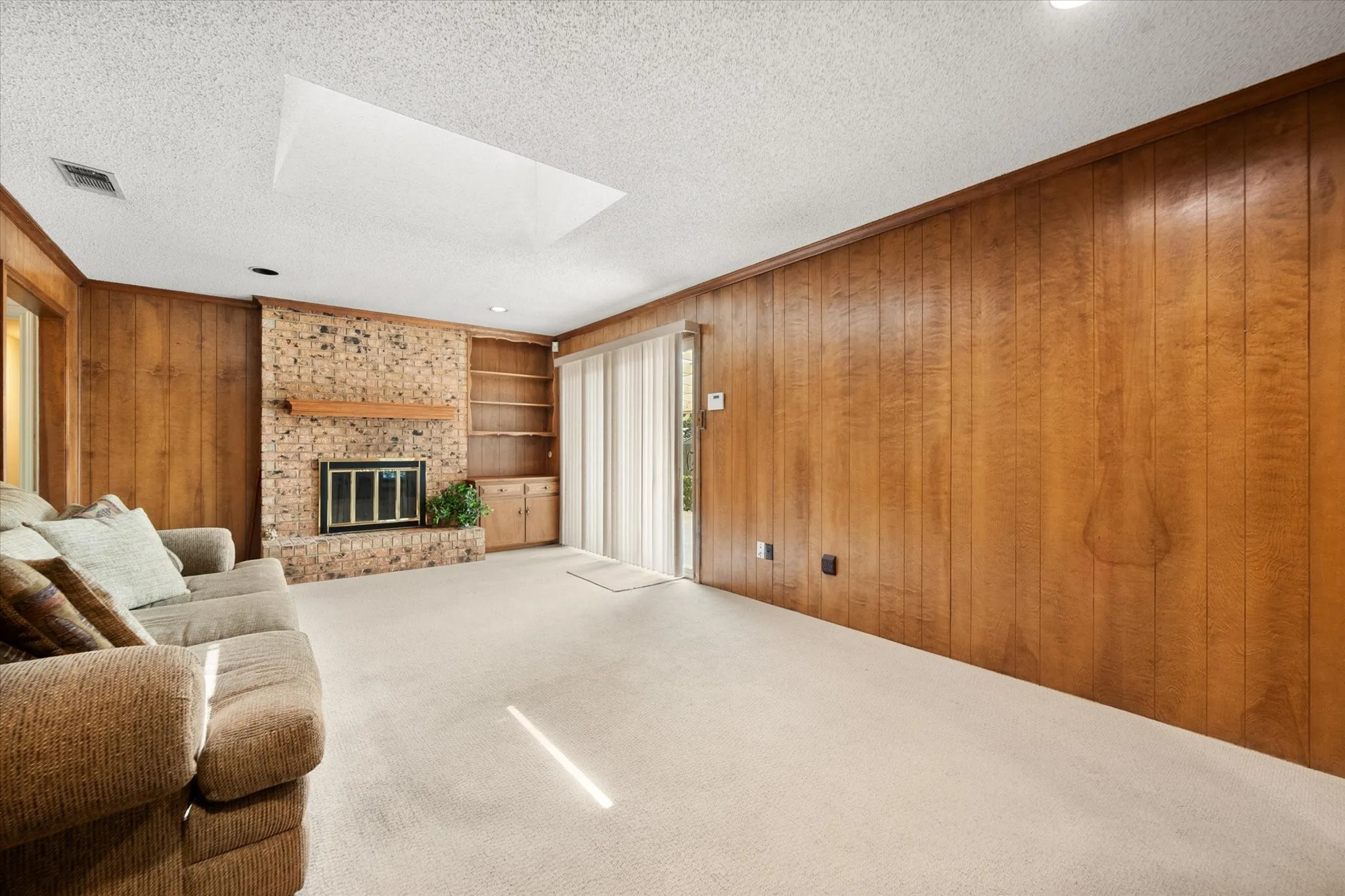 Single Family Residence For Sale in Tarrant County , 1104 Arlena Drive, Arlington, Texas 76012, 4 Bedroom, 3 Bathroom, 2 Garage spaces, 2,205 Sqft, built in 1971, mls#21335237, Real Estate Agent in Arlington, Homes For Sale in Tarrant county, Homes For Sale in Arlington, Realtor in Arlington Texas, Real Estate Brokerage Independent Realty Texas, Luminita Cordes Realtor
