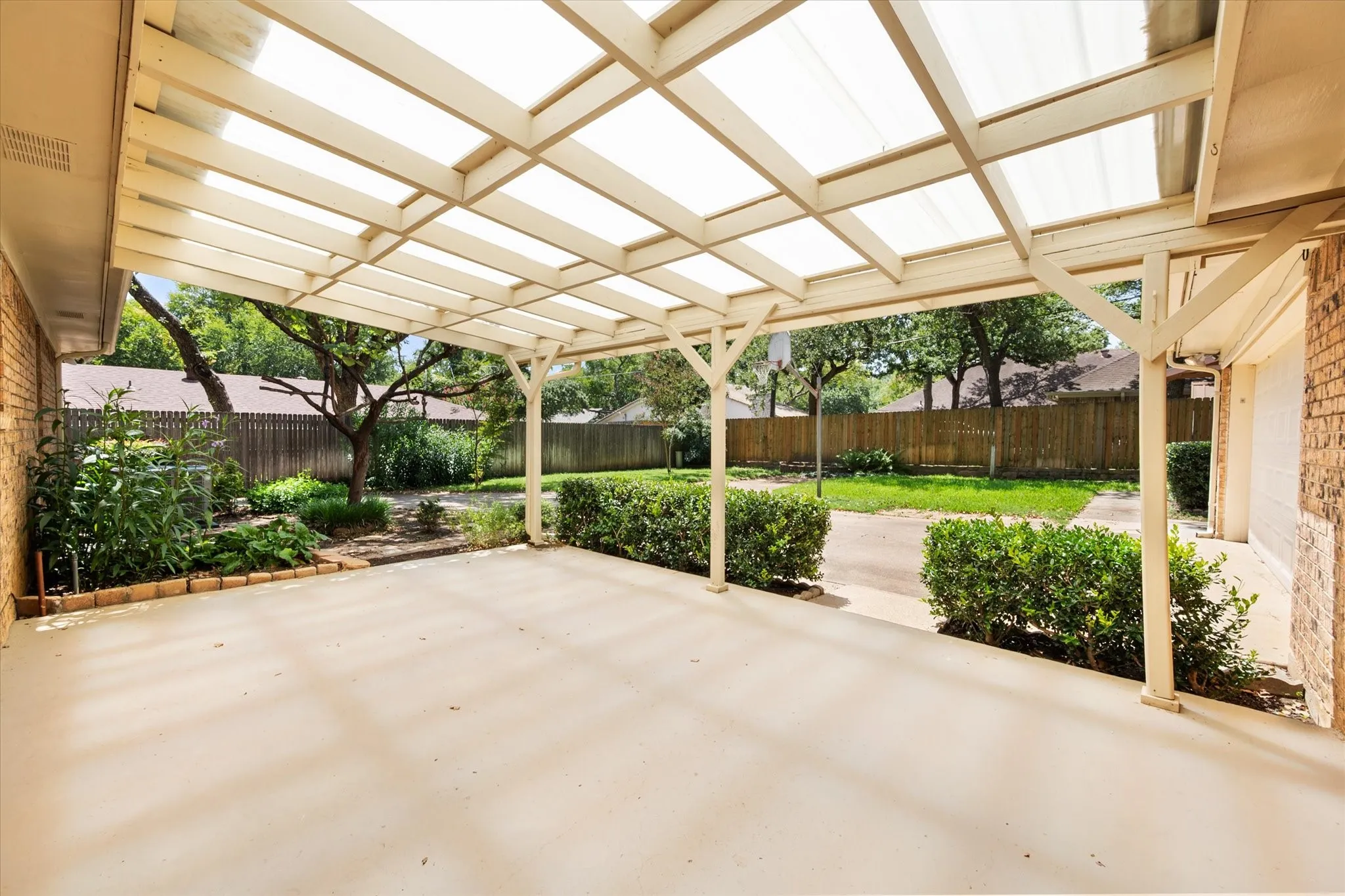 Single Family Residence For Sale in Tarrant County , 1104 Arlena Drive, Arlington, Texas 76012, 4 Bedroom, 3 Bathroom, 2 Garage spaces, 2,205 Sqft, built in 1971, mls#21335237, Real Estate Agent in Arlington, Homes For Sale in Tarrant county, Homes For Sale in Arlington, Realtor in Arlington Texas, Real Estate Brokerage Independent Realty Texas, Luminita Cordes Realtor