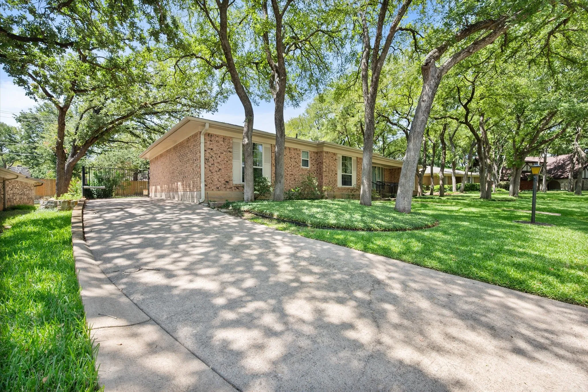 Single Family Residence For Sale in Tarrant County , 1104 Arlena Drive, Arlington, Texas 76012, 4 Bedroom, 3 Bathroom, 2 Garage spaces, 2,205 Sqft, built in 1971, mls#21335237, Real Estate Agent in Arlington, Homes For Sale in Tarrant county, Homes For Sale in Arlington, Realtor in Arlington Texas, Real Estate Brokerage Independent Realty Texas, Luminita Cordes Realtor