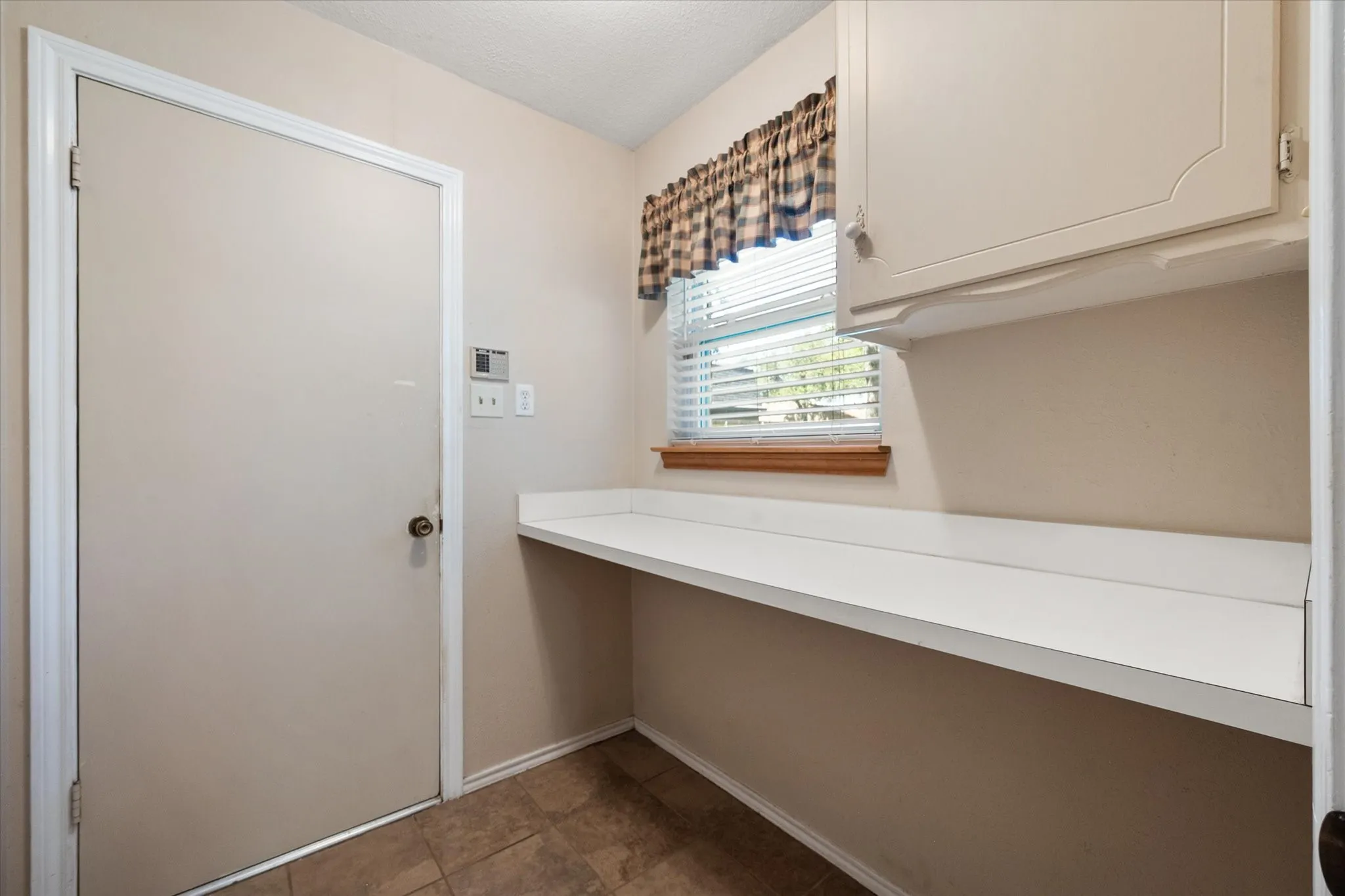 Single Family Residence For Sale in Tarrant County , 1104 Arlena Drive, Arlington, Texas 76012, 4 Bedroom, 3 Bathroom, 2 Garage spaces, 2,205 Sqft, built in 1971, mls#21335237, Real Estate Agent in Arlington, Homes For Sale in Tarrant county, Homes For Sale in Arlington, Realtor in Arlington Texas, Real Estate Brokerage Independent Realty Texas, Luminita Cordes Realtor