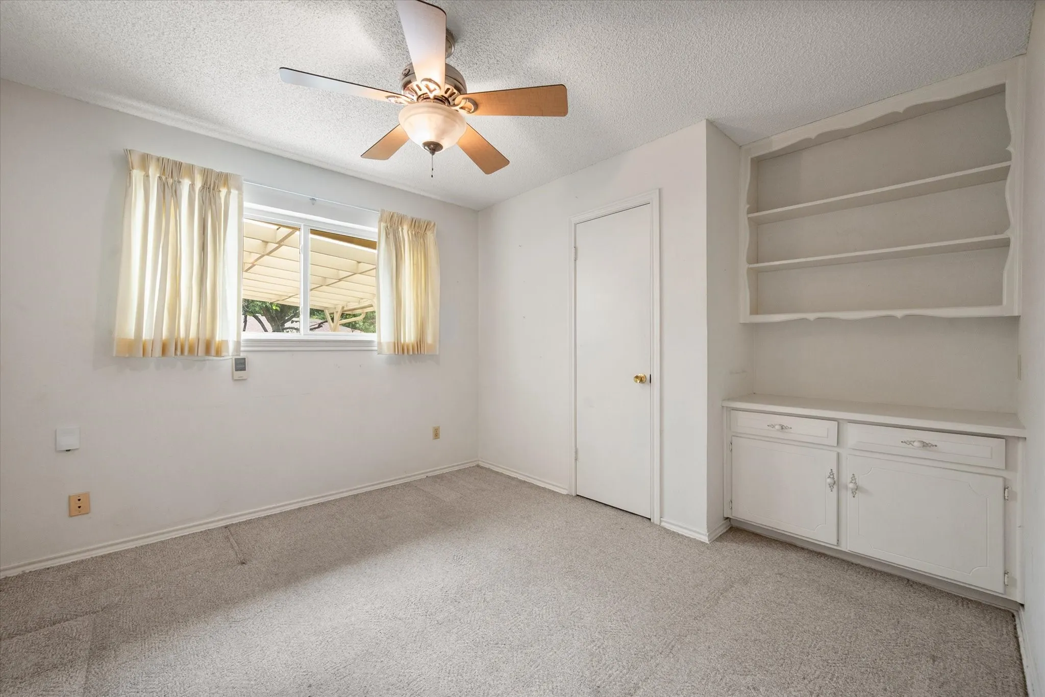Single Family Residence For Sale in Tarrant County , 1104 Arlena Drive, Arlington, Texas 76012, 4 Bedroom, 3 Bathroom, 2 Garage spaces, 2,205 Sqft, built in 1971, mls#21335237, Real Estate Agent in Arlington, Homes For Sale in Tarrant county, Homes For Sale in Arlington, Realtor in Arlington Texas, Real Estate Brokerage Independent Realty Texas, Luminita Cordes Realtor