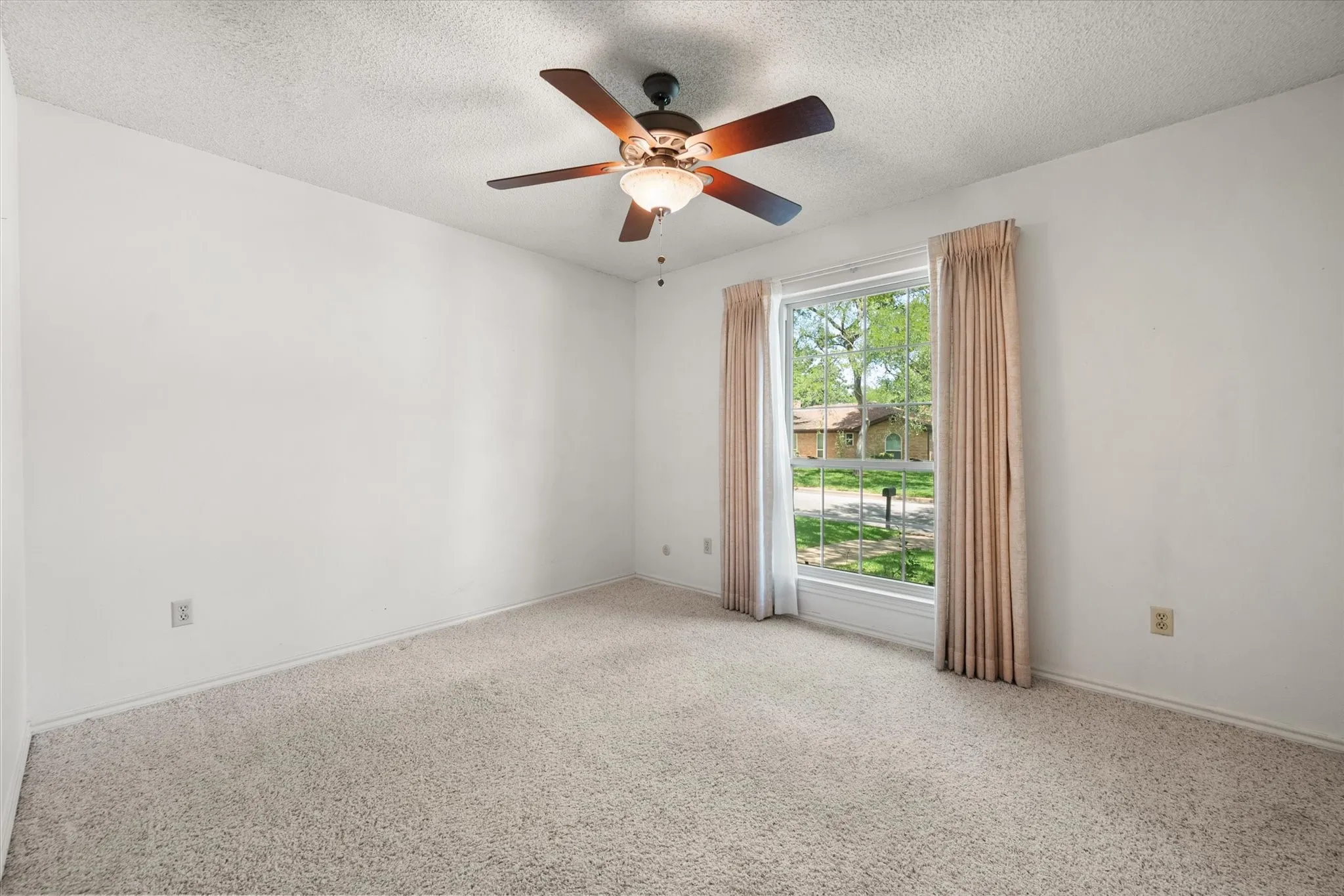 Single Family Residence For Sale in Tarrant County , 1104 Arlena Drive, Arlington, Texas 76012, 4 Bedroom, 3 Bathroom, 2 Garage spaces, 2,205 Sqft, built in 1971, mls#21335237, Real Estate Agent in Arlington, Homes For Sale in Tarrant county, Homes For Sale in Arlington, Realtor in Arlington Texas, Real Estate Brokerage Independent Realty Texas, Luminita Cordes Realtor