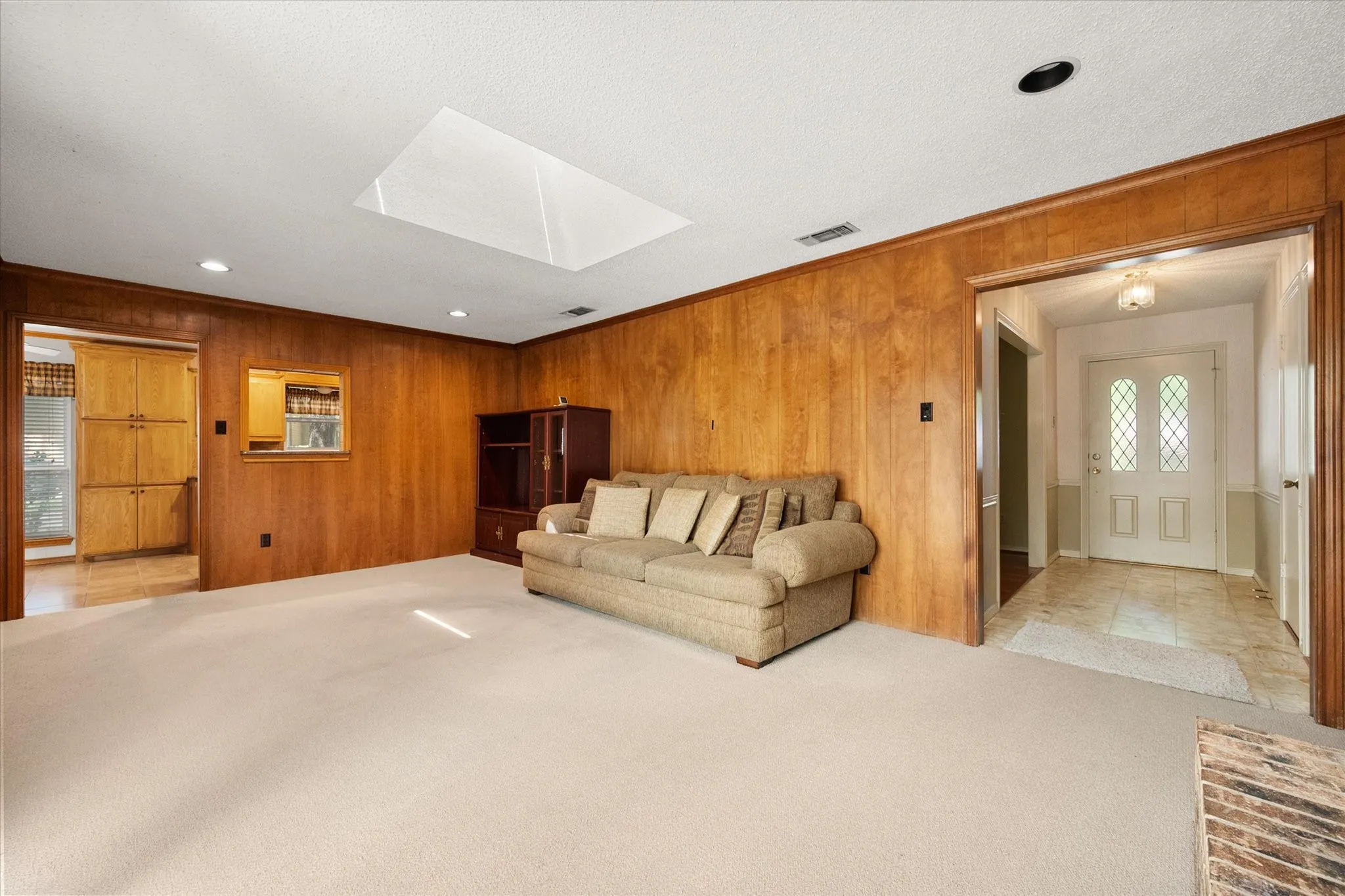 Single Family Residence For Sale in Tarrant County , 1104 Arlena Drive, Arlington, Texas 76012, 4 Bedroom, 3 Bathroom, 2 Garage spaces, 2,205 Sqft, built in 1971, mls#21335237, Real Estate Agent in Arlington, Homes For Sale in Tarrant county, Homes For Sale in Arlington, Realtor in Arlington Texas, Real Estate Brokerage Independent Realty Texas, Luminita Cordes Realtor