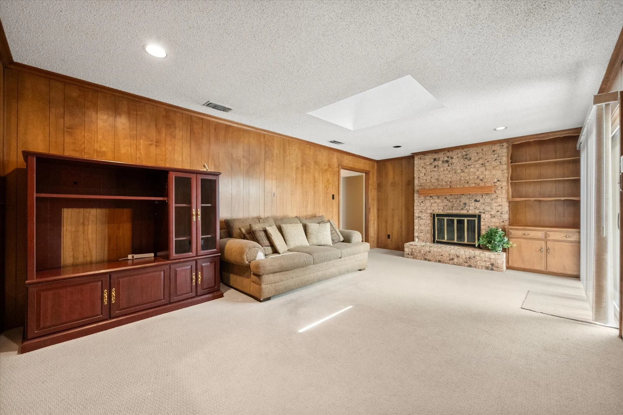 Single Family Residence For Sale in Tarrant County , 1104 Arlena Drive, Arlington, Texas 76012, 4 Bedroom, 3 Bathroom, 2 Garage spaces, 2,205 Sqft, built in 1971, mls#21335237, Real Estate Agent in Arlington, Homes For Sale in Tarrant county, Homes For Sale in Arlington, Realtor in Arlington Texas, Real Estate Brokerage Independent Realty Texas, Luminita Cordes Realtor
