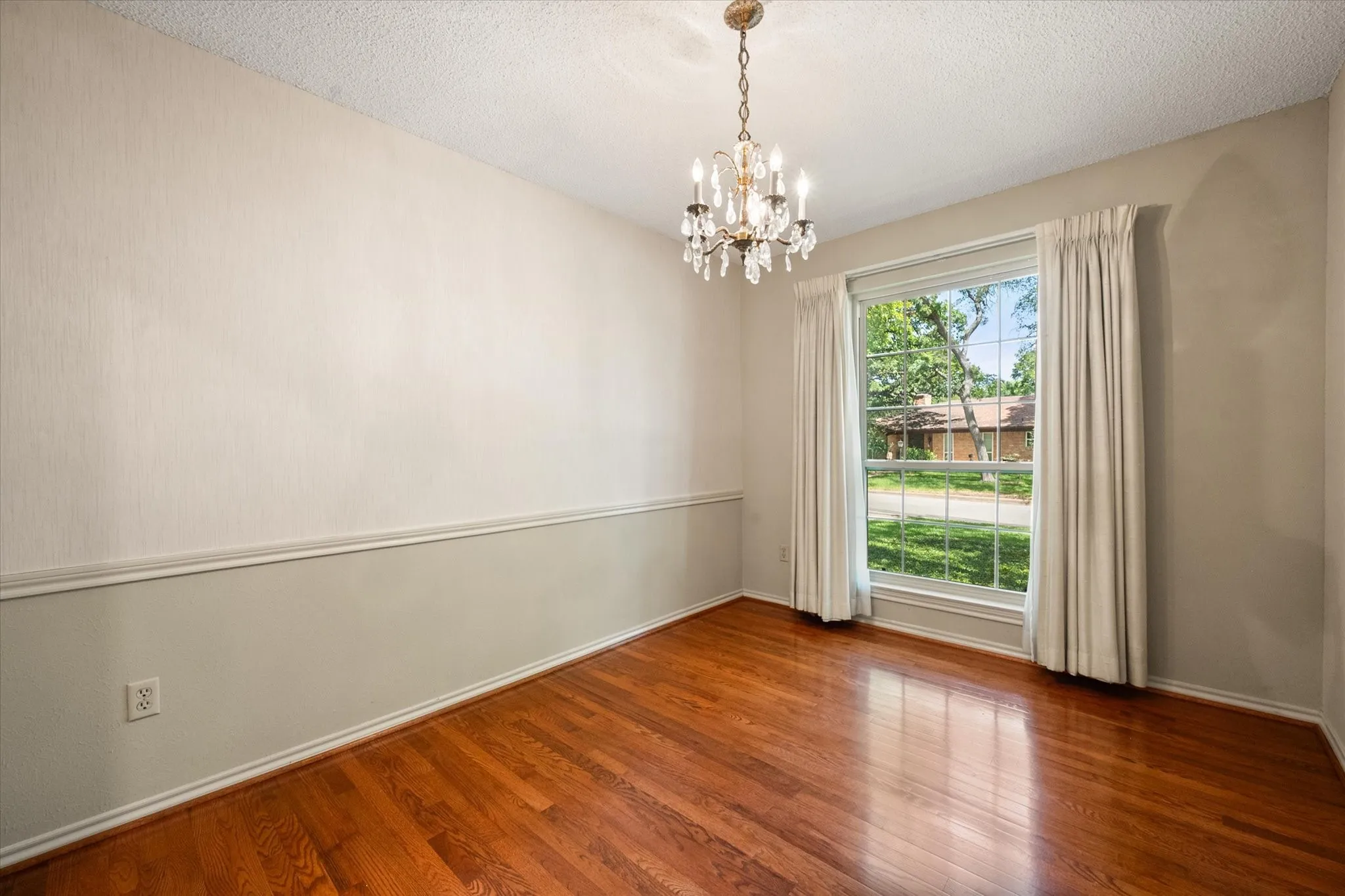 Single Family Residence For Sale in Tarrant County , 1104 Arlena Drive, Arlington, Texas 76012, 4 Bedroom, 3 Bathroom, 2 Garage spaces, 2,205 Sqft, built in 1971, mls#21335237, Real Estate Agent in Arlington, Homes For Sale in Tarrant county, Homes For Sale in Arlington, Realtor in Arlington Texas, Real Estate Brokerage Independent Realty Texas, Luminita Cordes Realtor