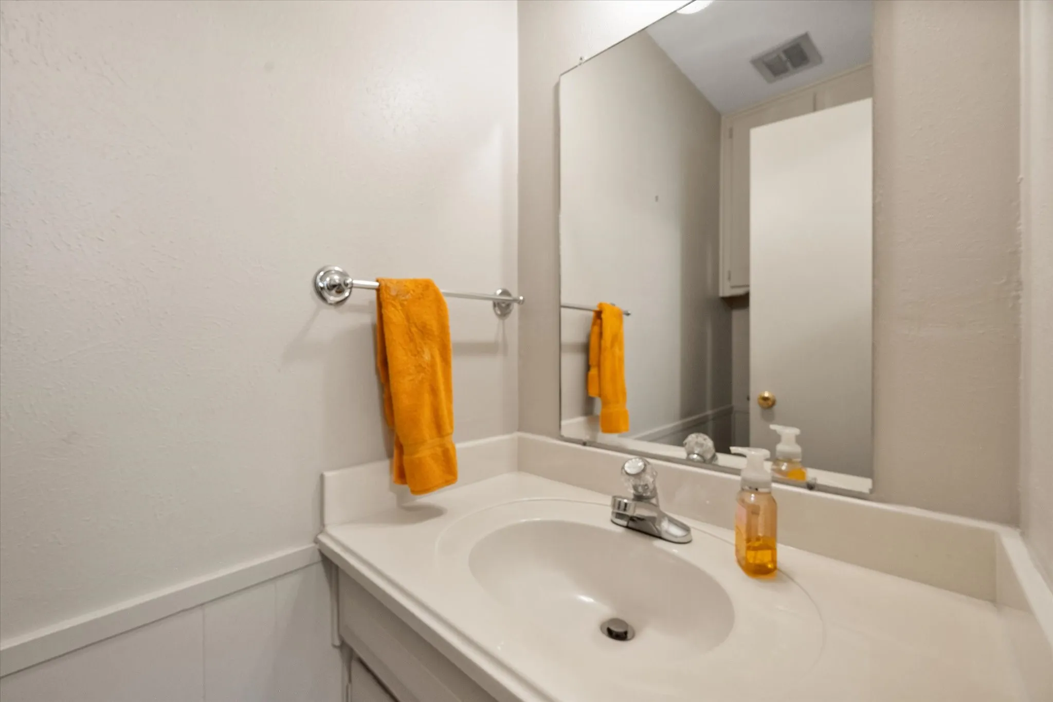 Single Family Residence For Sale in Tarrant County , 1104 Arlena Drive, Arlington, Texas 76012, 4 Bedroom, 3 Bathroom, 2 Garage spaces, 2,205 Sqft, built in 1971, mls#21335237, Real Estate Agent in Arlington, Homes For Sale in Tarrant county, Homes For Sale in Arlington, Realtor in Arlington Texas, Real Estate Brokerage Independent Realty Texas, Luminita Cordes Realtor