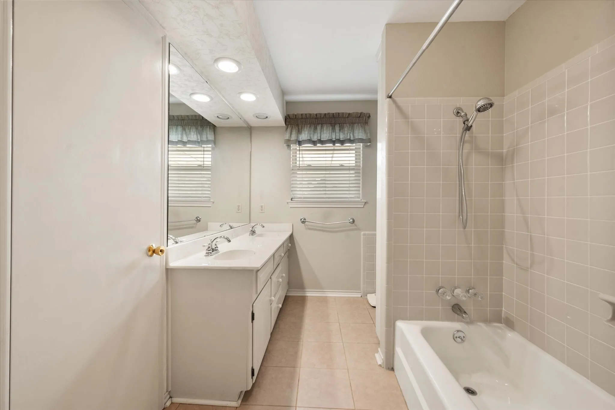 Single Family Residence For Sale in Tarrant County , 1104 Arlena Drive, Arlington, Texas 76012, 4 Bedroom, 3 Bathroom, 2 Garage spaces, 2,205 Sqft, built in 1971, mls#21335237, Real Estate Agent in Arlington, Homes For Sale in Tarrant county, Homes For Sale in Arlington, Realtor in Arlington Texas, Real Estate Brokerage Independent Realty Texas, Luminita Cordes Realtor
