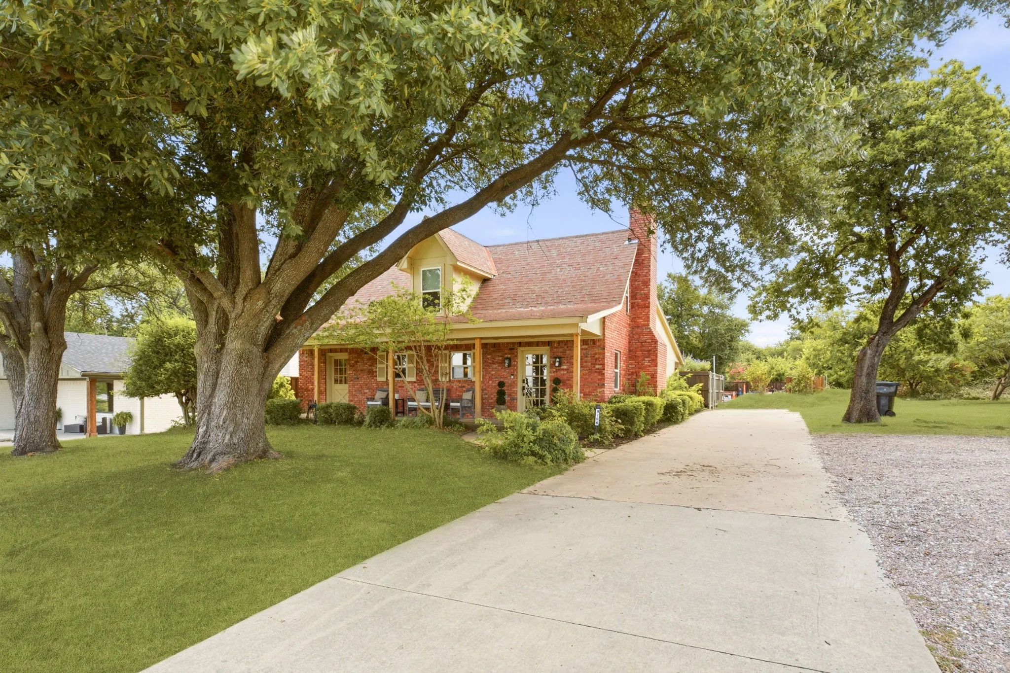 Single Family Residence For Sale in Collin County , 9780 N County Road, Frisco, Texas 75033, 3 Bedroom, 2 Bathroom, 5 Garage spaces, 1,848 Sqft, built in 1986, mls#21335254, Real Estate Agent in Frisco, Homes For Sale in Collin county, Homes For Sale in Frisco, Realtor in Frisco Texas, Real Estate Brokerage Independent Realty Texas, Luminita Cordes Realtor
