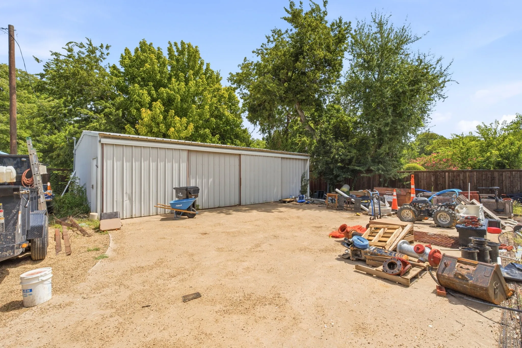super rare metal insulated shop with hangar style doors! storage for loads of cars or toys and a fenced yard