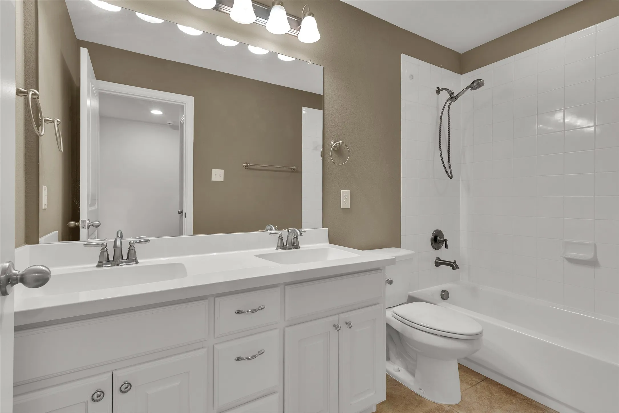 Single Family Residence For Sale in Kaufman County , 1003 Edgefield Lane, Forney, Texas 75126, 4 Bedroom, 2 Bathroom, 2 Garage spaces, 2,056 Sqft, built in 2015, mls#21329061, Real Estate Agent in Forney, Homes For Sale in Kaufman county, Homes For Sale in Forney, Realtor in Forney Texas, Real Estate Brokerage Independent Realty Texas, Luminita Cordes Realtor