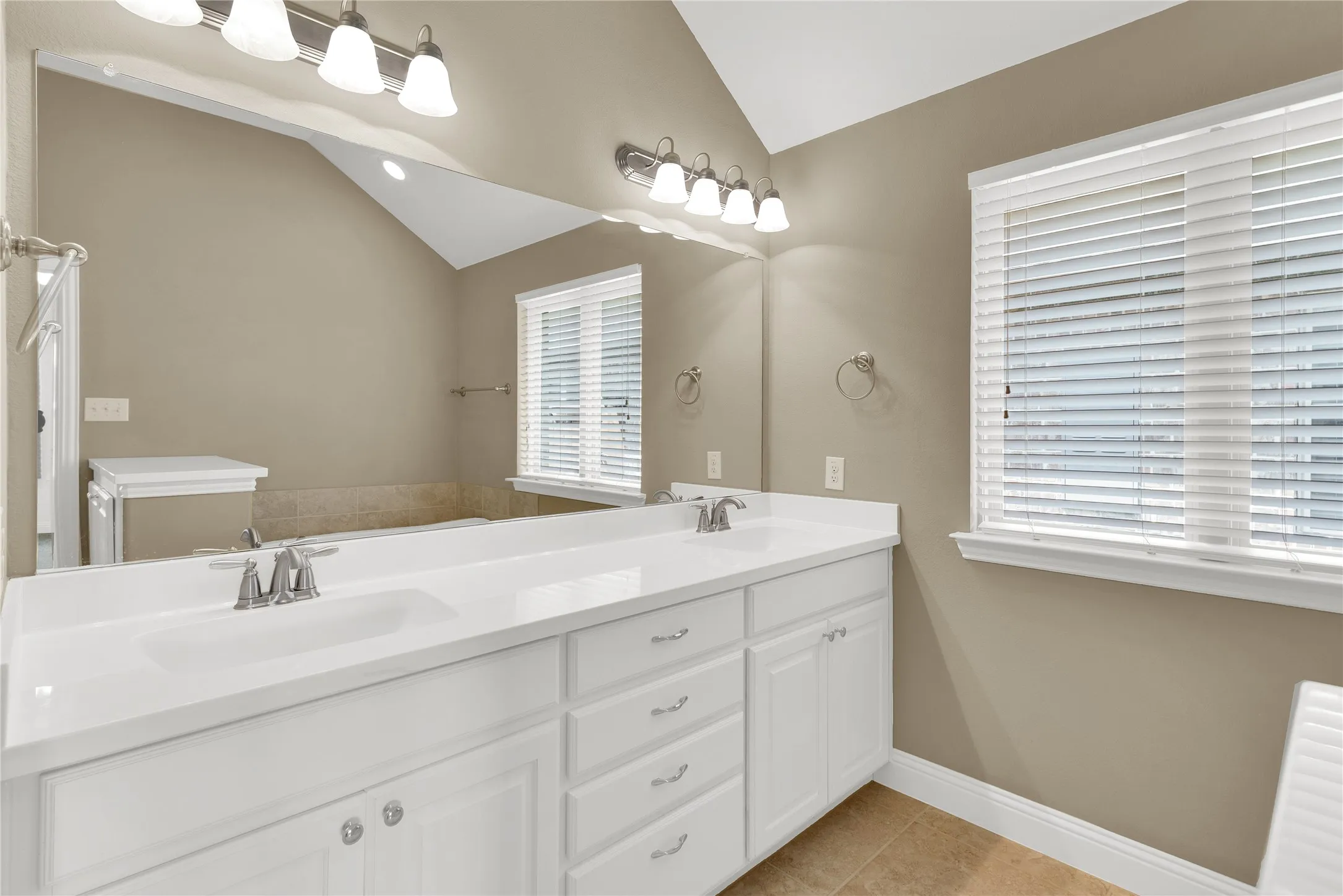 Single Family Residence For Sale in Kaufman County , 1003 Edgefield Lane, Forney, Texas 75126, 4 Bedroom, 2 Bathroom, 2 Garage spaces, 2,056 Sqft, built in 2015, mls#21329061, Real Estate Agent in Forney, Homes For Sale in Kaufman county, Homes For Sale in Forney, Realtor in Forney Texas, Real Estate Brokerage Independent Realty Texas, Luminita Cordes Realtor