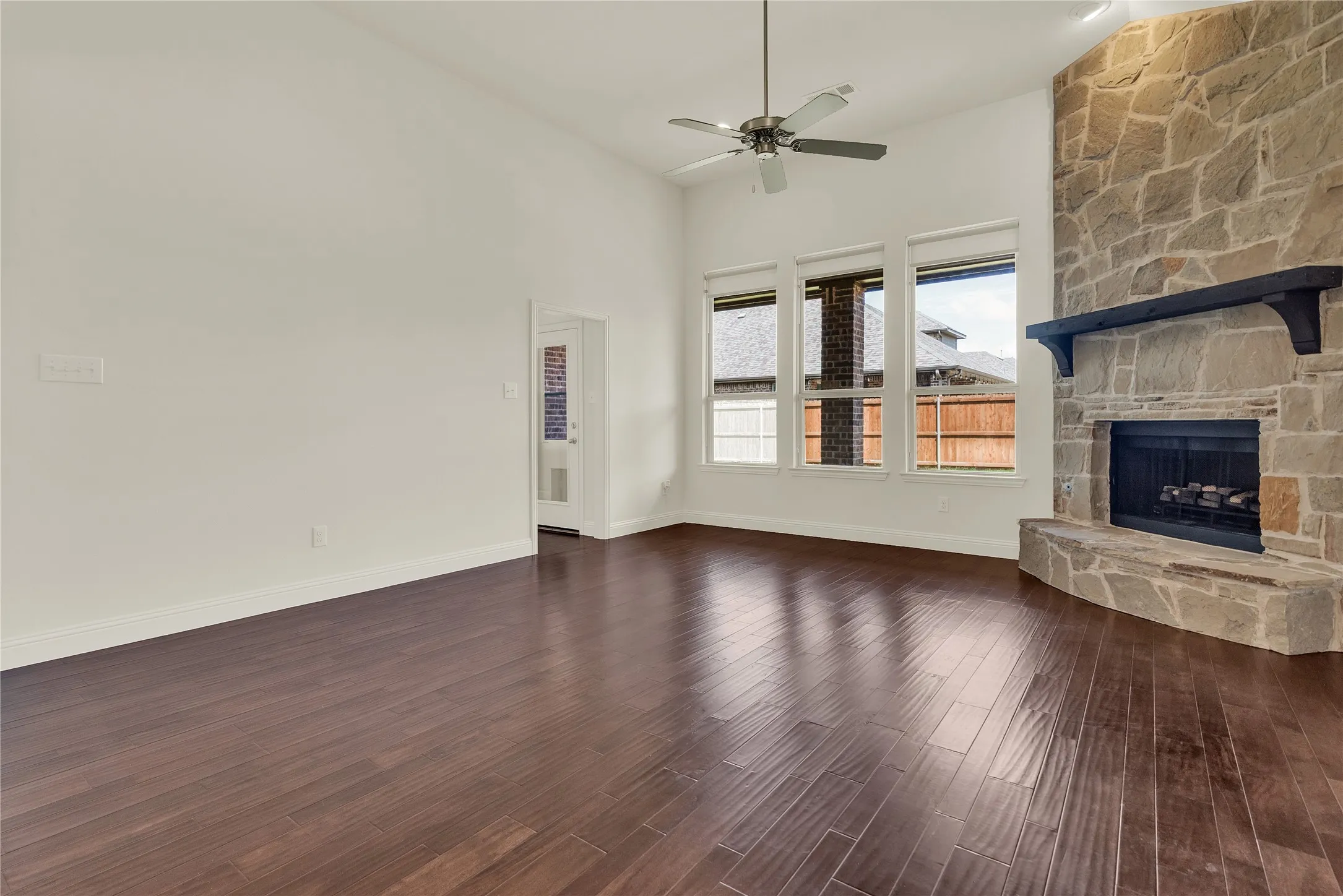 Single Family Residence For Sale in Kaufman County , 1003 Edgefield Lane, Forney, Texas 75126, 4 Bedroom, 2 Bathroom, 2 Garage spaces, 2,056 Sqft, built in 2015, mls#21329061, Real Estate Agent in Forney, Homes For Sale in Kaufman county, Homes For Sale in Forney, Realtor in Forney Texas, Real Estate Brokerage Independent Realty Texas, Luminita Cordes Realtor