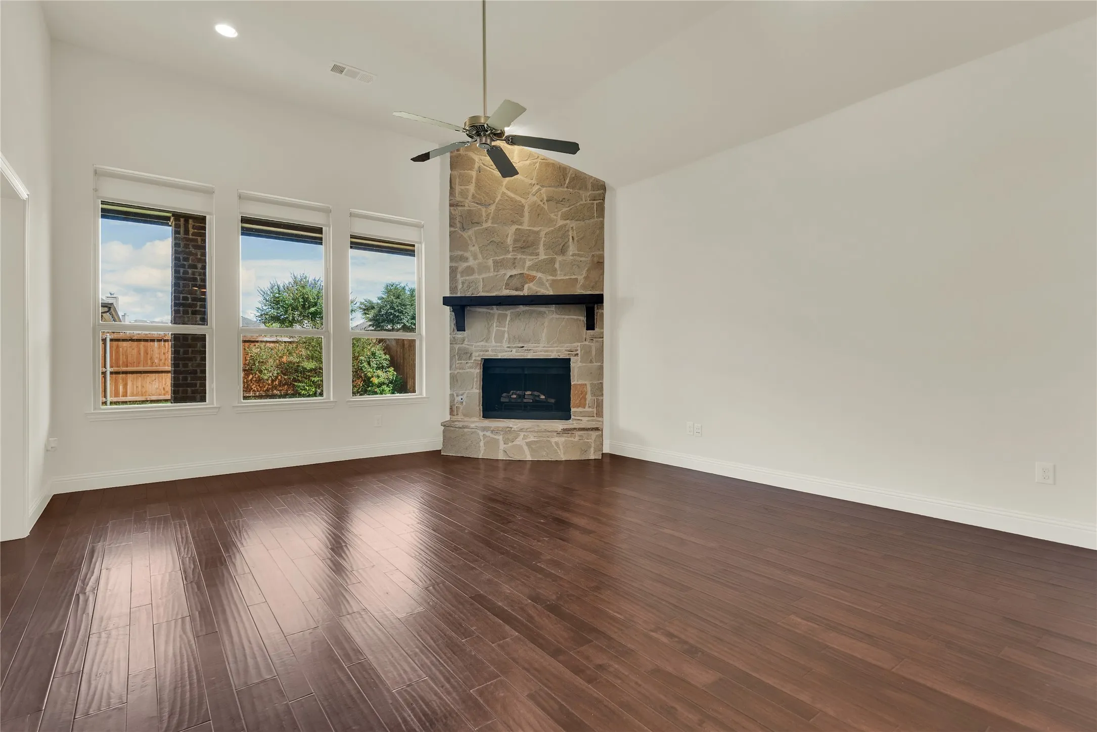 Single Family Residence For Sale in Kaufman County , 1003 Edgefield Lane, Forney, Texas 75126, 4 Bedroom, 2 Bathroom, 2 Garage spaces, 2,056 Sqft, built in 2015, mls#21329061, Real Estate Agent in Forney, Homes For Sale in Kaufman county, Homes For Sale in Forney, Realtor in Forney Texas, Real Estate Brokerage Independent Realty Texas, Luminita Cordes Realtor