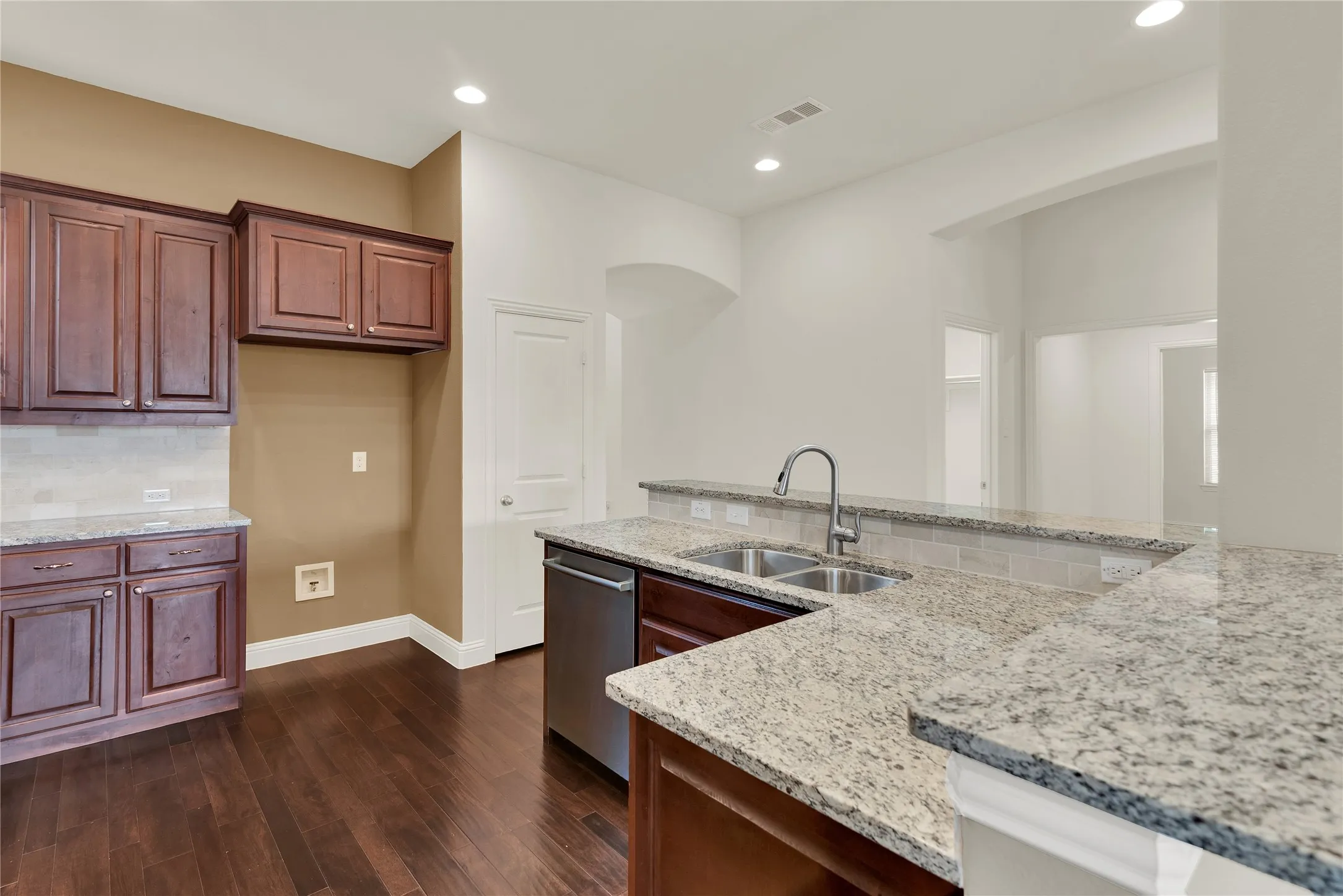 Single Family Residence For Sale in Kaufman County , 1003 Edgefield Lane, Forney, Texas 75126, 4 Bedroom, 2 Bathroom, 2 Garage spaces, 2,056 Sqft, built in 2015, mls#21329061, Real Estate Agent in Forney, Homes For Sale in Kaufman county, Homes For Sale in Forney, Realtor in Forney Texas, Real Estate Brokerage Independent Realty Texas, Luminita Cordes Realtor