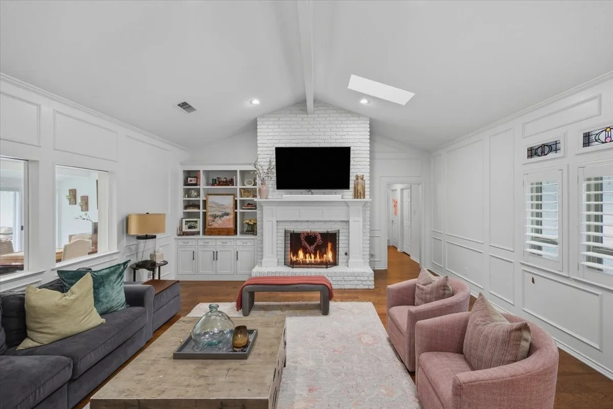 Single Family Residence For Sale in Tarrant County , 4133 Inwood Road, Fort Worth, Texas 76109, 5 Bedroom, 4 Bathroom, 2 Garage spaces, 3,478 Sqft, built in 1977, mls#21335256, Real Estate Agent in Fort Worth, Homes For Sale in Tarrant county, Homes For Sale in Fort Worth, Realtor in Fort Worth Texas, Real Estate Brokerage Independent Realty Texas, Luminita Cordes Realtor