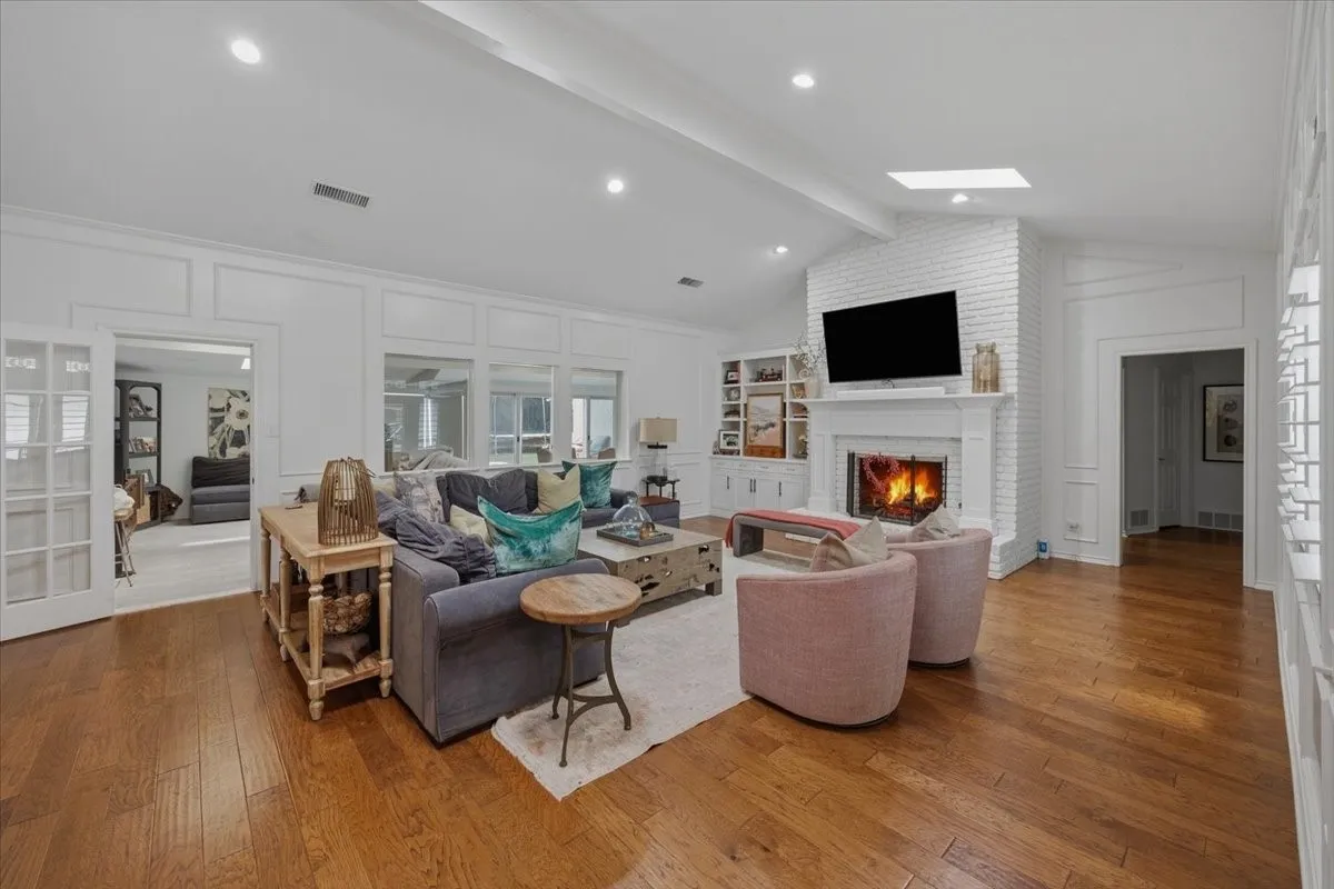 Single Family Residence For Sale in Tarrant County , 4133 Inwood Road, Fort Worth, Texas 76109, 5 Bedroom, 4 Bathroom, 2 Garage spaces, 3,478 Sqft, built in 1977, mls#21335256, Real Estate Agent in Fort Worth, Homes For Sale in Tarrant county, Homes For Sale in Fort Worth, Realtor in Fort Worth Texas, Real Estate Brokerage Independent Realty Texas, Luminita Cordes Realtor