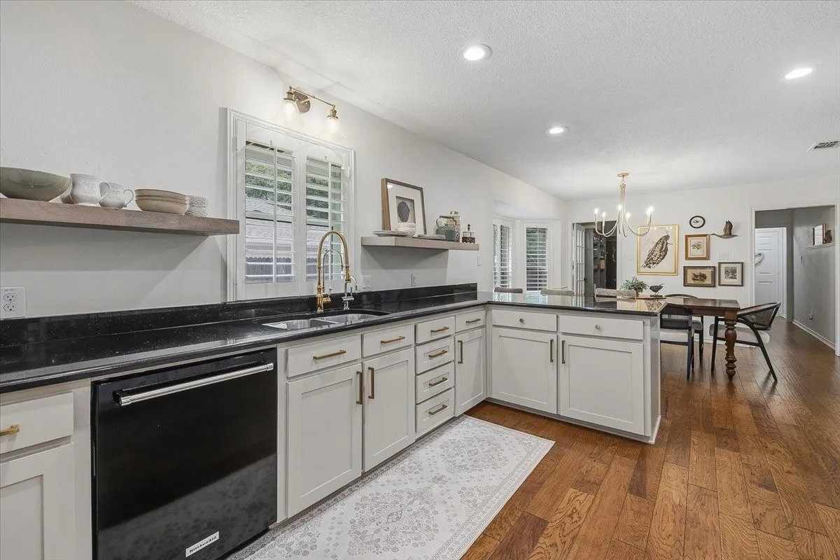 Single Family Residence For Sale in Tarrant County , 4133 Inwood Road, Fort Worth, Texas 76109, 5 Bedroom, 4 Bathroom, 2 Garage spaces, 3,478 Sqft, built in 1977, mls#21335256, Real Estate Agent in Fort Worth, Homes For Sale in Tarrant county, Homes For Sale in Fort Worth, Realtor in Fort Worth Texas, Real Estate Brokerage Independent Realty Texas, Luminita Cordes Realtor