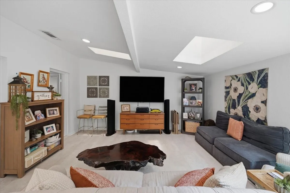 Single Family Residence For Sale in Tarrant County , 4133 Inwood Road, Fort Worth, Texas 76109, 5 Bedroom, 4 Bathroom, 2 Garage spaces, 3,478 Sqft, built in 1977, mls#21335256, Real Estate Agent in Fort Worth, Homes For Sale in Tarrant county, Homes For Sale in Fort Worth, Realtor in Fort Worth Texas, Real Estate Brokerage Independent Realty Texas, Luminita Cordes Realtor
