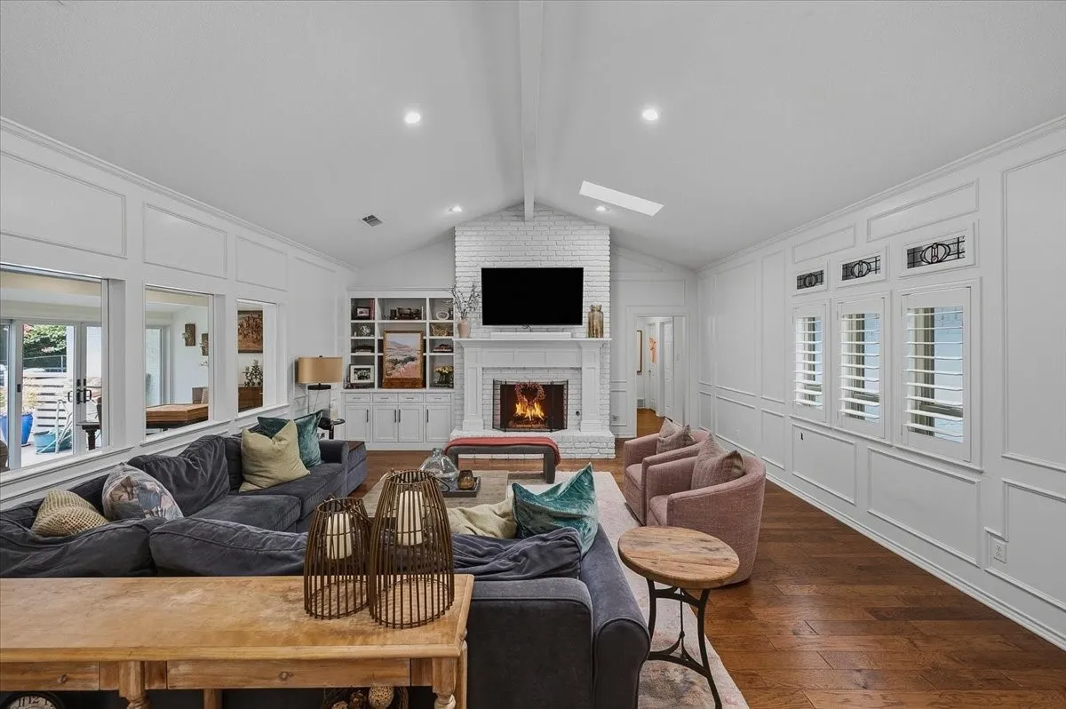Single Family Residence For Sale in Tarrant County , 4133 Inwood Road, Fort Worth, Texas 76109, 5 Bedroom, 4 Bathroom, 2 Garage spaces, 3,478 Sqft, built in 1977, mls#21335256, Real Estate Agent in Fort Worth, Homes For Sale in Tarrant county, Homes For Sale in Fort Worth, Realtor in Fort Worth Texas, Real Estate Brokerage Independent Realty Texas, Luminita Cordes Realtor