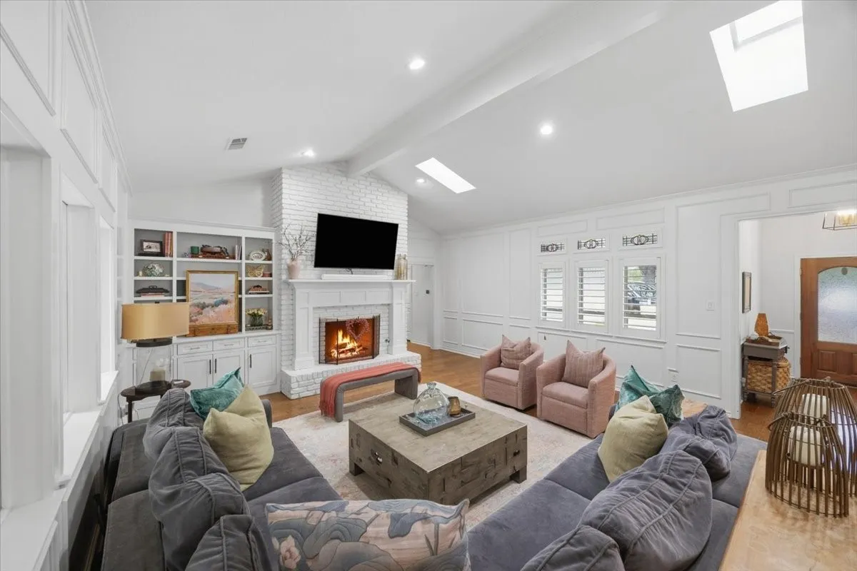 Single Family Residence For Sale in Tarrant County , 4133 Inwood Road, Fort Worth, Texas 76109, 5 Bedroom, 4 Bathroom, 2 Garage spaces, 3,478 Sqft, built in 1977, mls#21335256, Real Estate Agent in Fort Worth, Homes For Sale in Tarrant county, Homes For Sale in Fort Worth, Realtor in Fort Worth Texas, Real Estate Brokerage Independent Realty Texas, Luminita Cordes Realtor