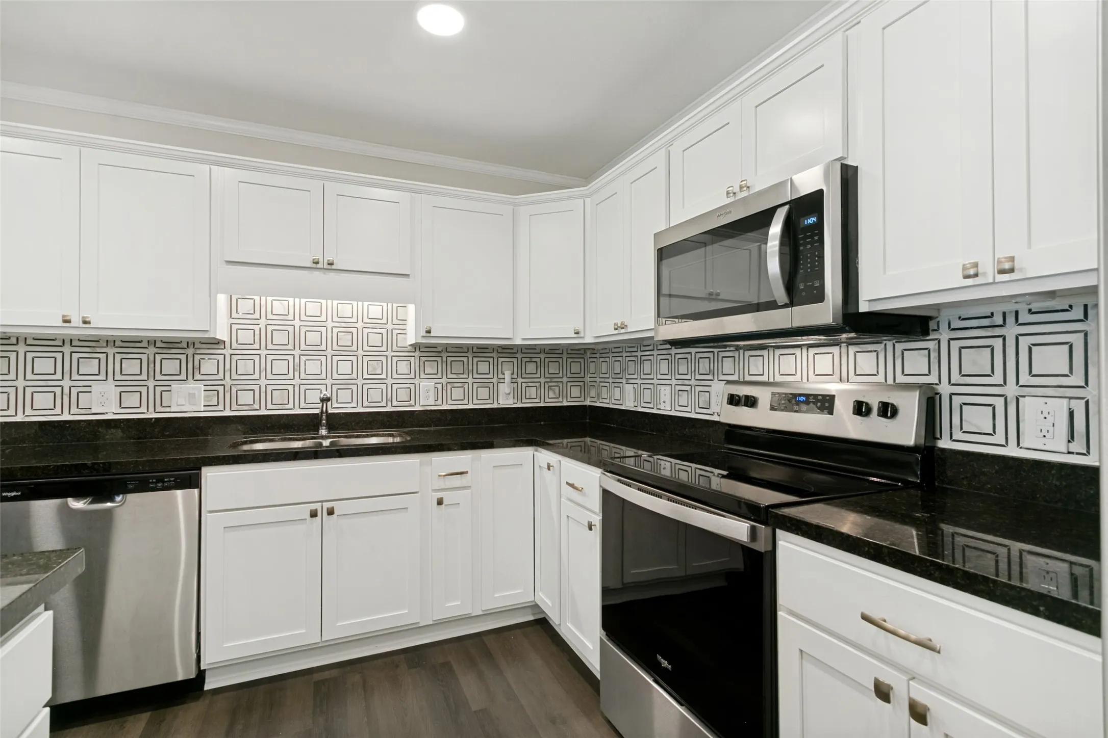 How fabulous is the decorative backsplash?