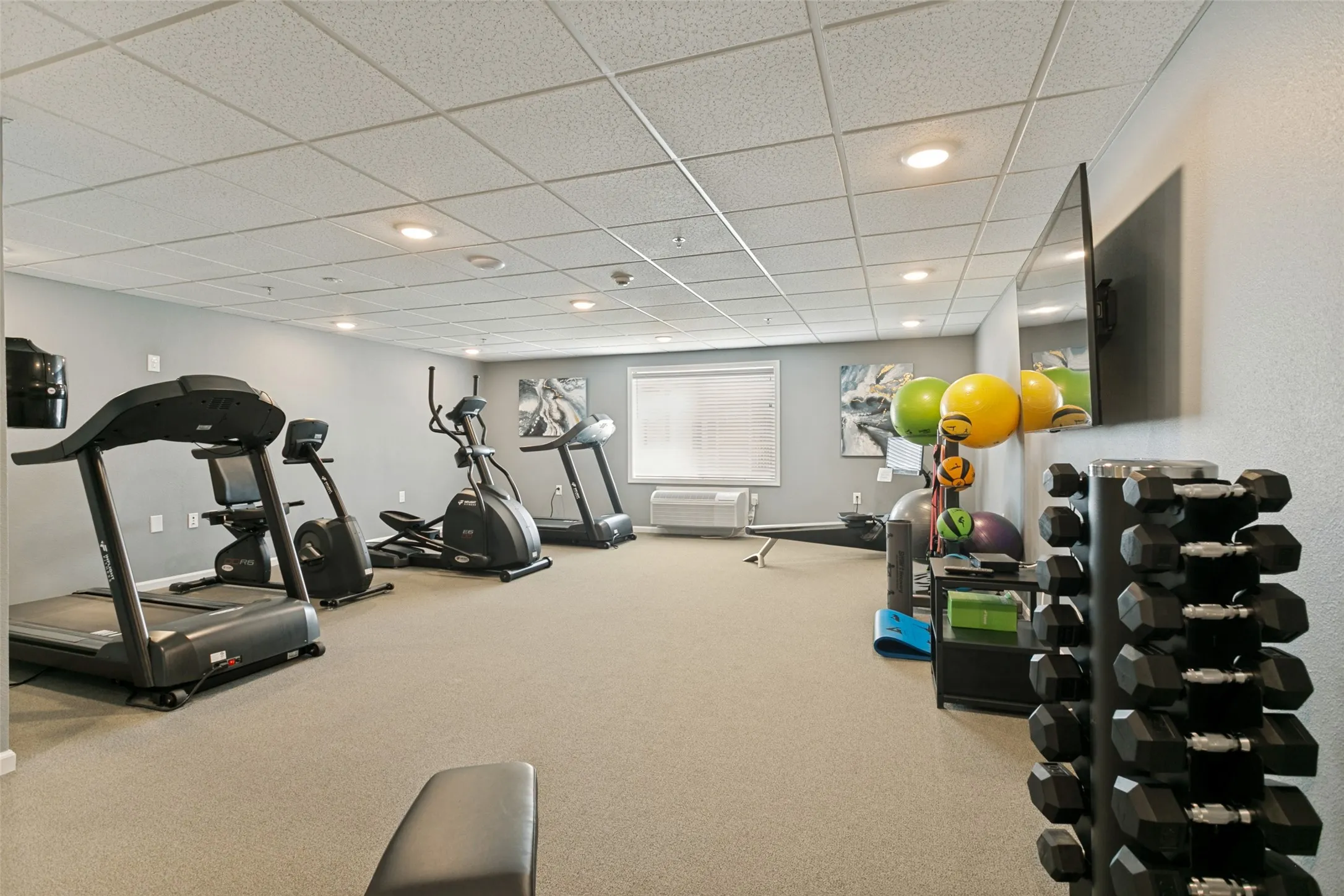 The community features a fitness center that is 10 steps from the this condo. Talk about convenience.