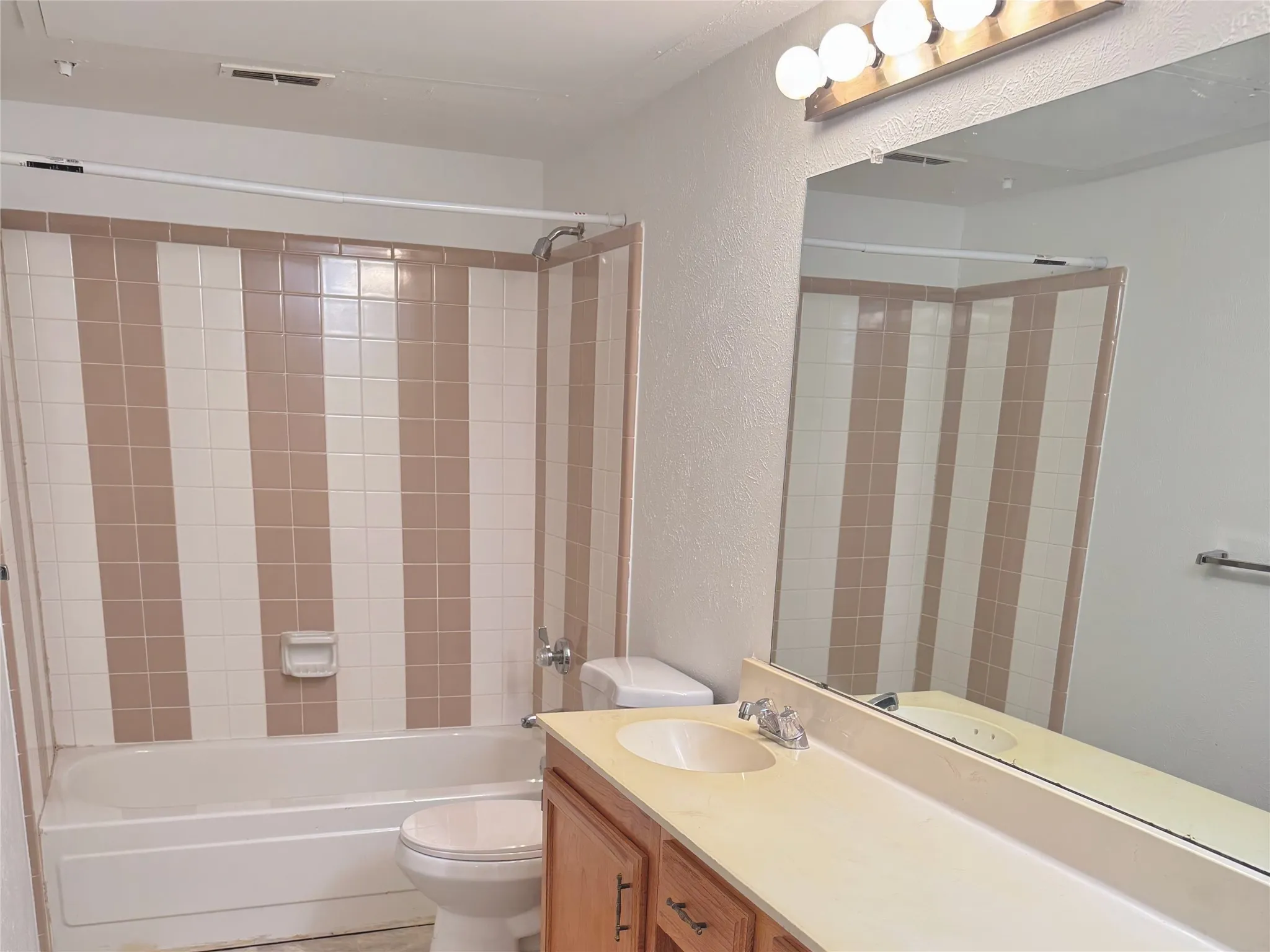 Secondary bathroom features shower/tub
