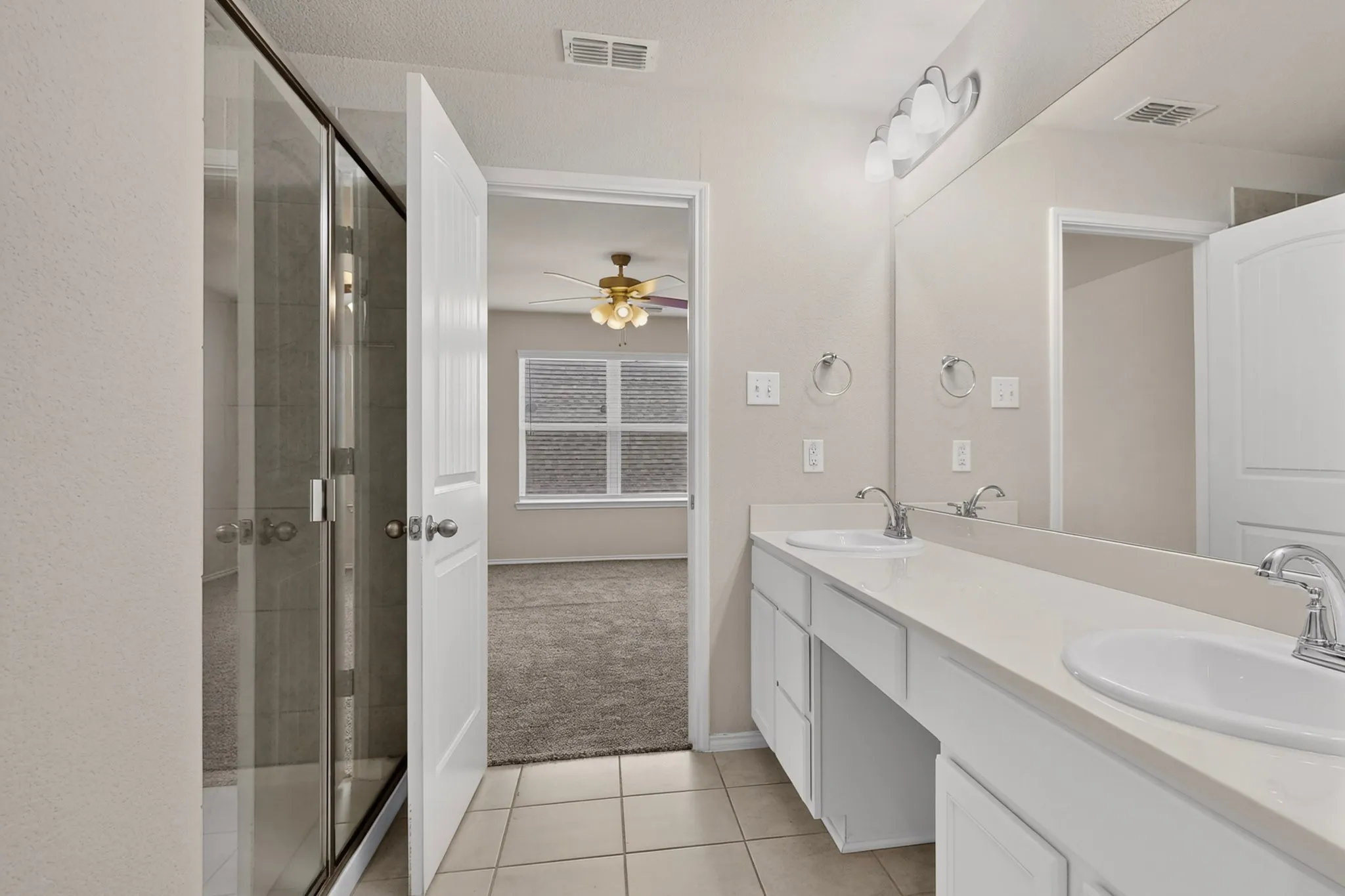 Spa like bathroom, double vanity, walk in closet