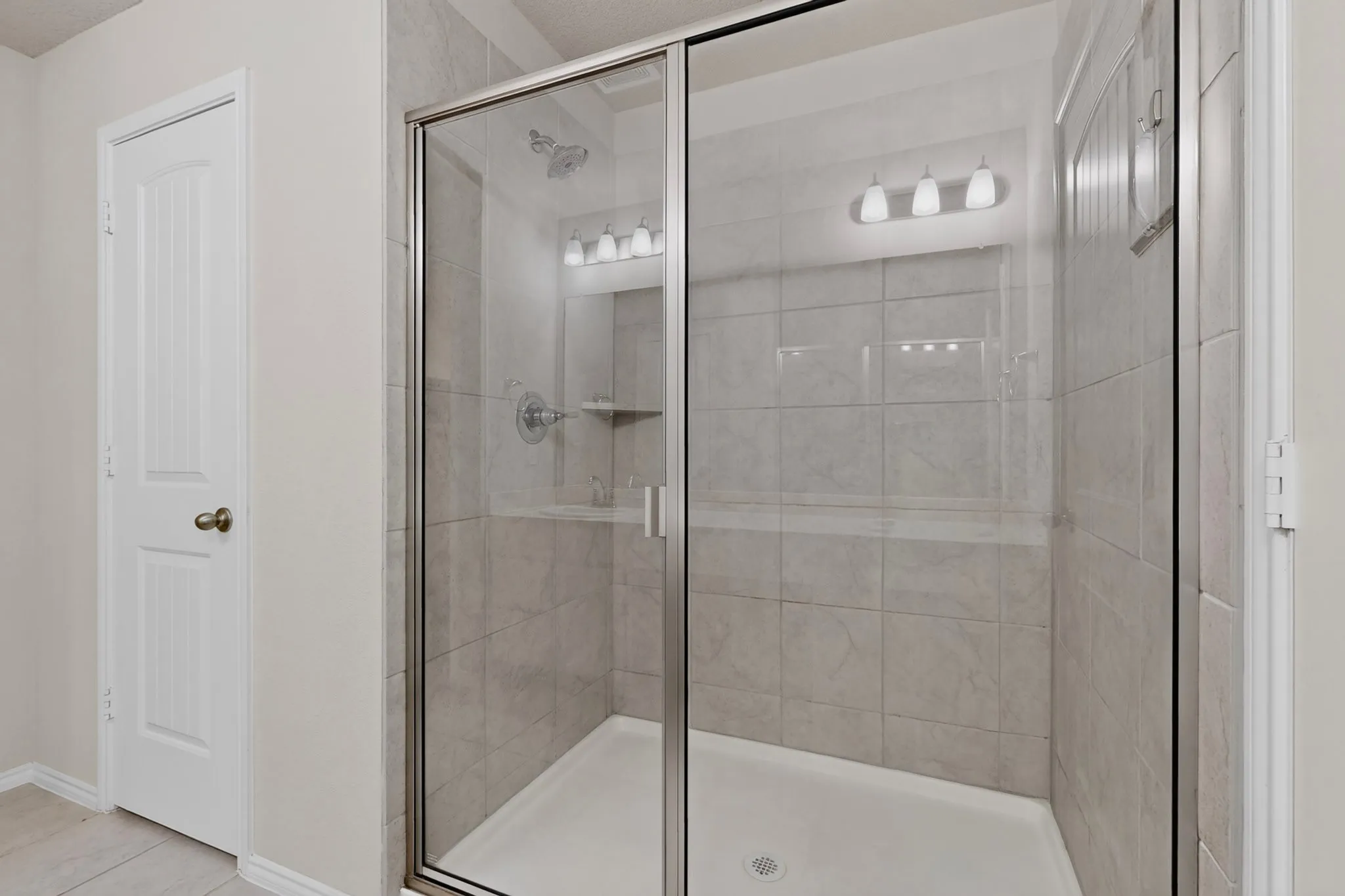 Spa like bathroom, double vanity, walk in closet