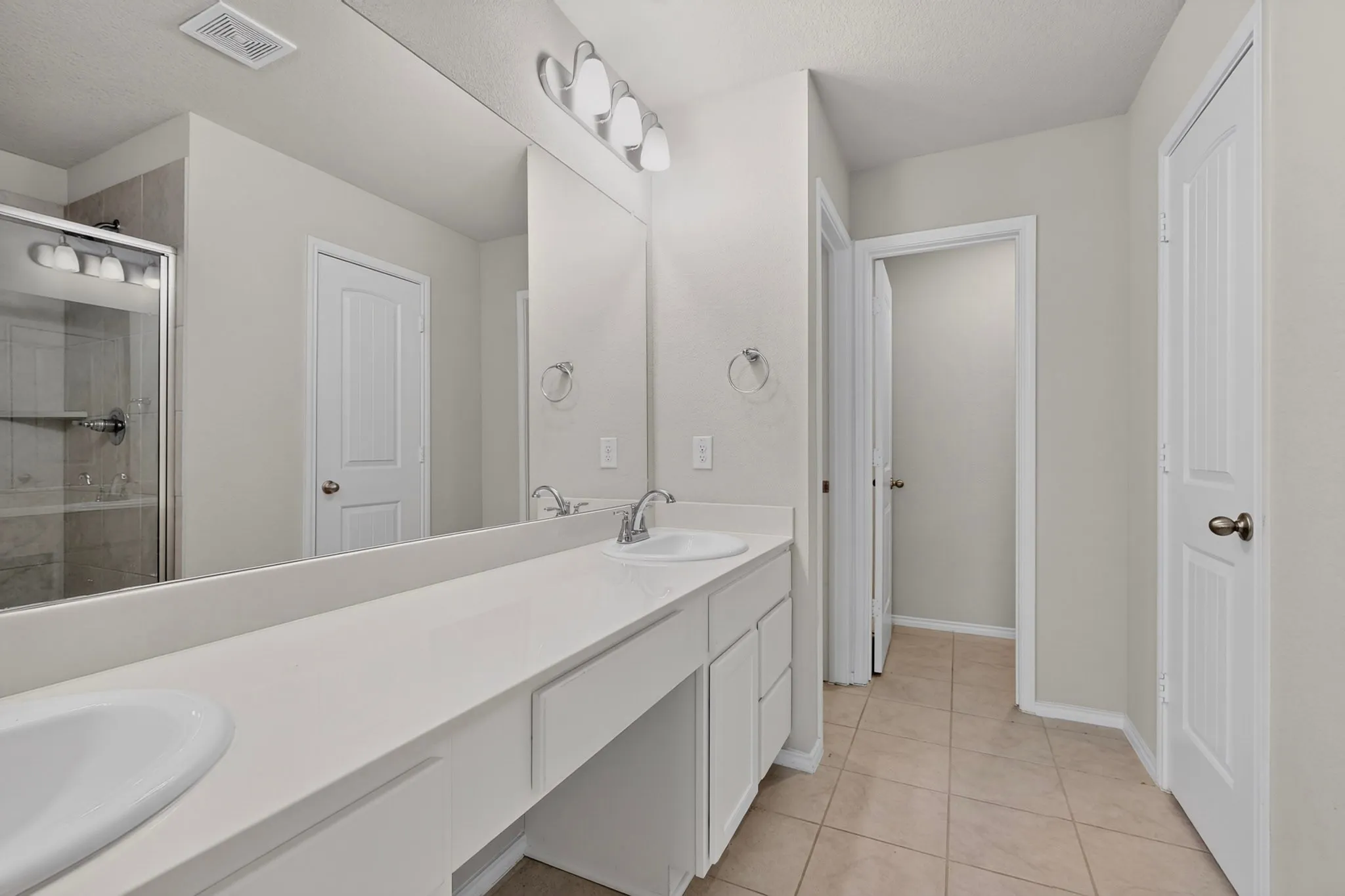 Spa like bathroom, double vanity, walk in closet