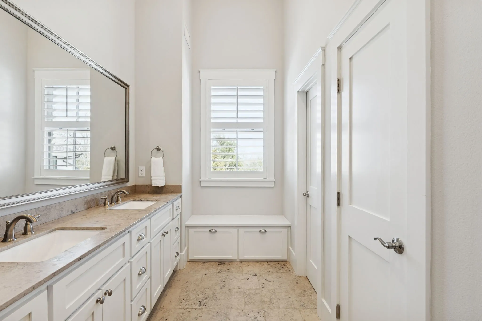 Single Family Residence For Sale in Henderson County , 12735 Sea Island Drive, Malakoff, Texas 75148, 5 Bedroom, 6 Bathroom, 3 Garage spaces, 4,517 Sqft, built in 2018, mls#21335328, Real Estate Agent in Malakoff, Homes For Sale in Henderson county, Homes For Sale in Malakoff, Realtor in Malakoff Texas, Real Estate Brokerage Independent Realty Texas, Luminita Cordes Realtor