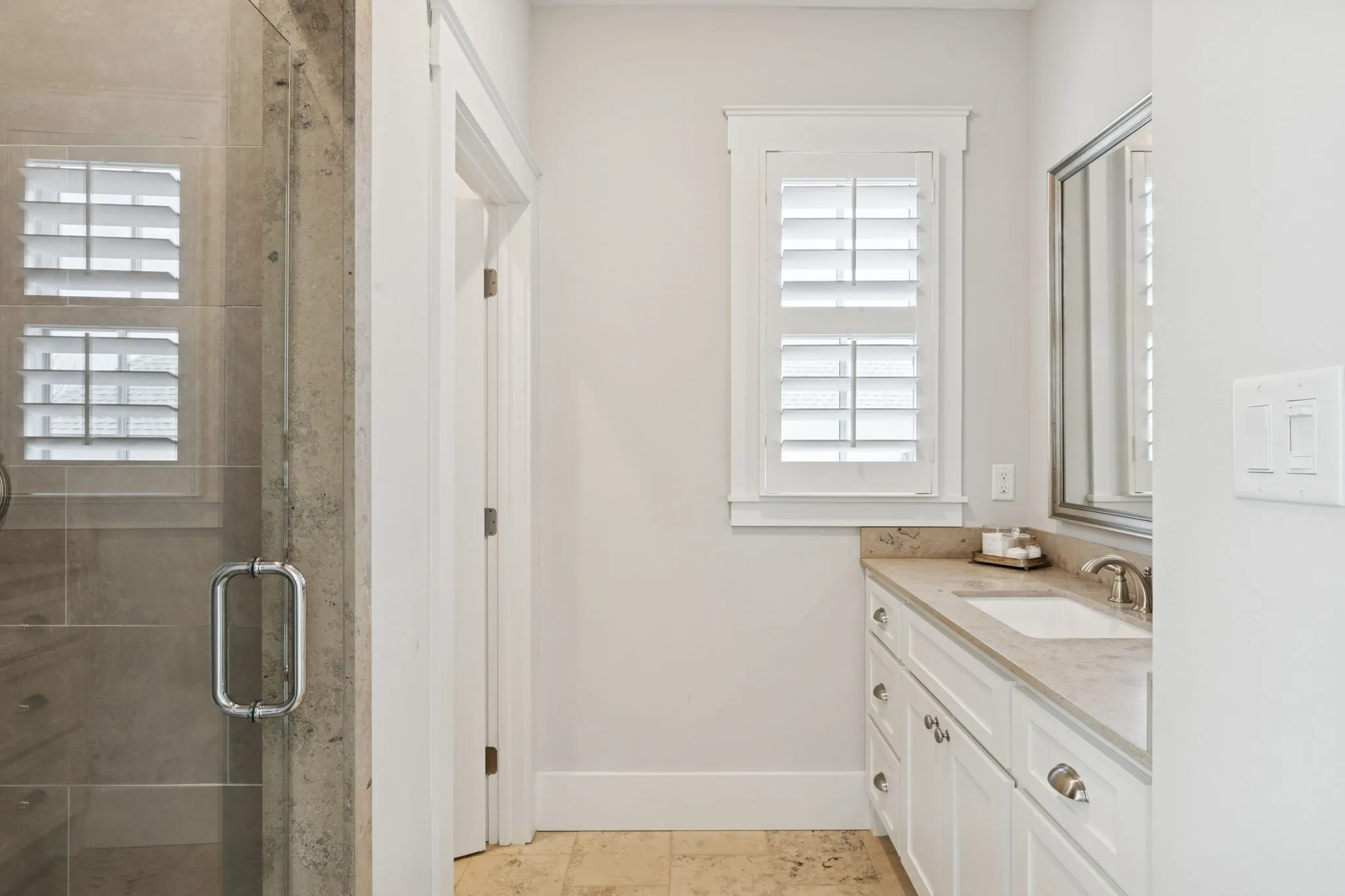 Single Family Residence For Sale in Henderson County , 12735 Sea Island Drive, Malakoff, Texas 75148, 5 Bedroom, 6 Bathroom, 3 Garage spaces, 4,517 Sqft, built in 2018, mls#21335328, Real Estate Agent in Malakoff, Homes For Sale in Henderson county, Homes For Sale in Malakoff, Realtor in Malakoff Texas, Real Estate Brokerage Independent Realty Texas, Luminita Cordes Realtor