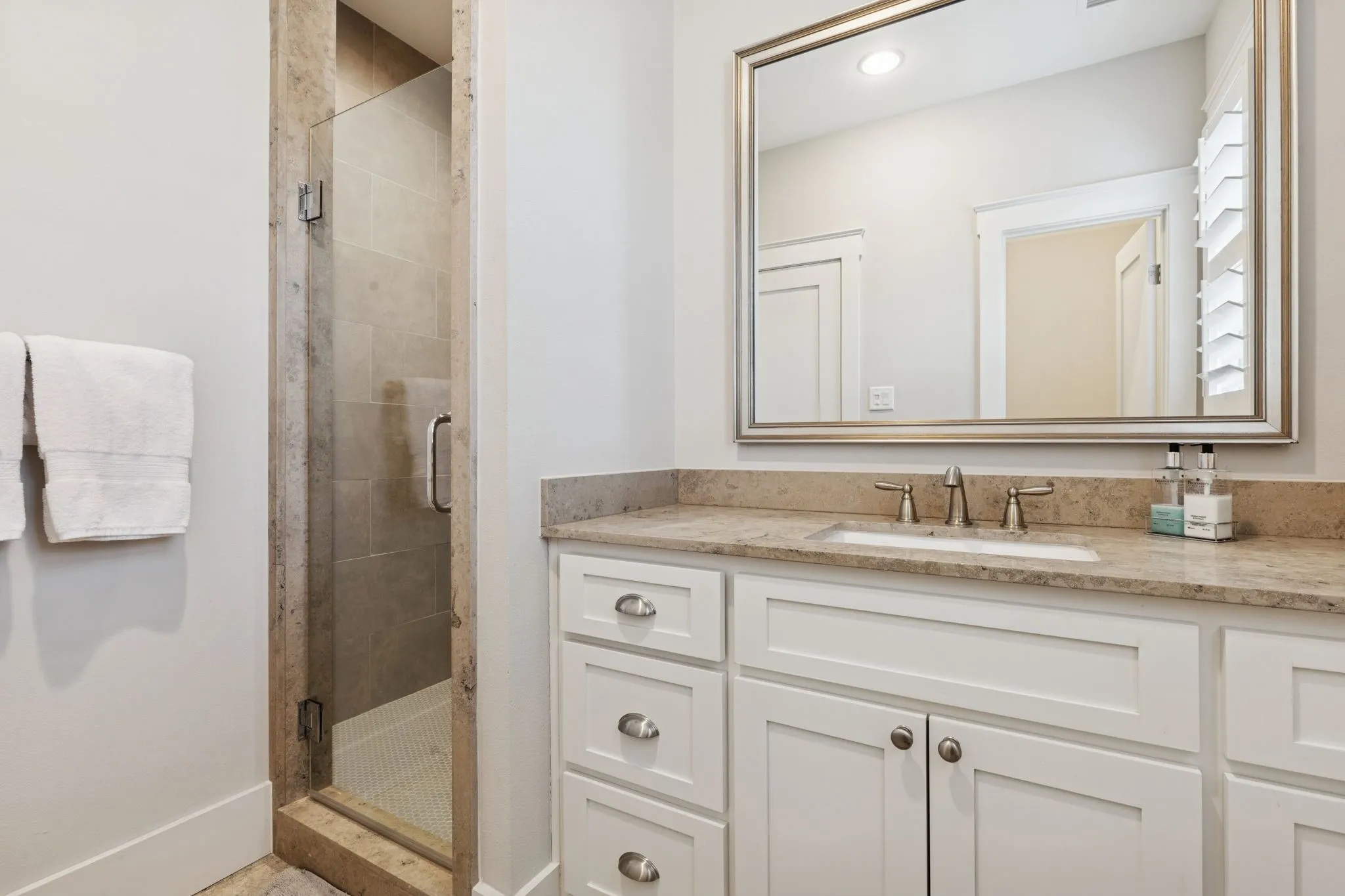 Single Family Residence For Sale in Henderson County , 12735 Sea Island Drive, Malakoff, Texas 75148, 5 Bedroom, 6 Bathroom, 3 Garage spaces, 4,517 Sqft, built in 2018, mls#21335328, Real Estate Agent in Malakoff, Homes For Sale in Henderson county, Homes For Sale in Malakoff, Realtor in Malakoff Texas, Real Estate Brokerage Independent Realty Texas, Luminita Cordes Realtor