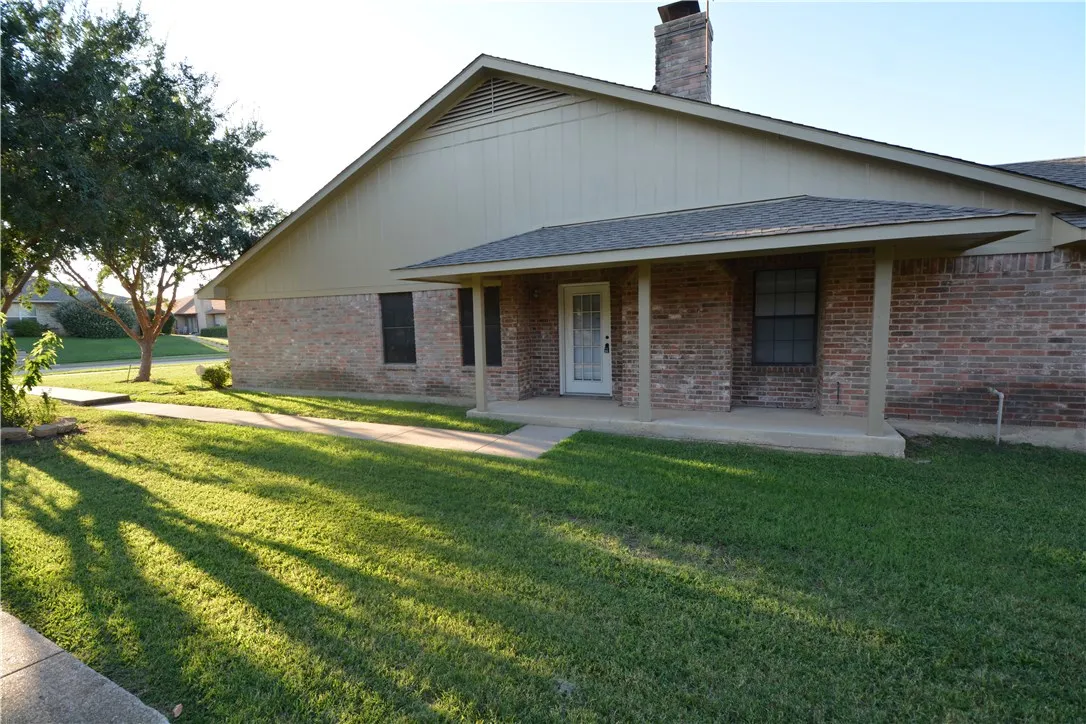Single Family Residence For Rent in Denton County , 1905 Teton Trail, Lewisville, Texas 75077, 3 Bedroom, 2 Bathroom, 2 Garage spaces, 1,354 Sqft, built in 1985, mls#21334881, Real Estate Agent in Lewisville, Homes For Rent in Denton county, Homes For Rent in Lewisville, Realtor in Lewisville Texas, Real Estate Brokerage Independent Realty Texas, Luminita Cordes Realtor