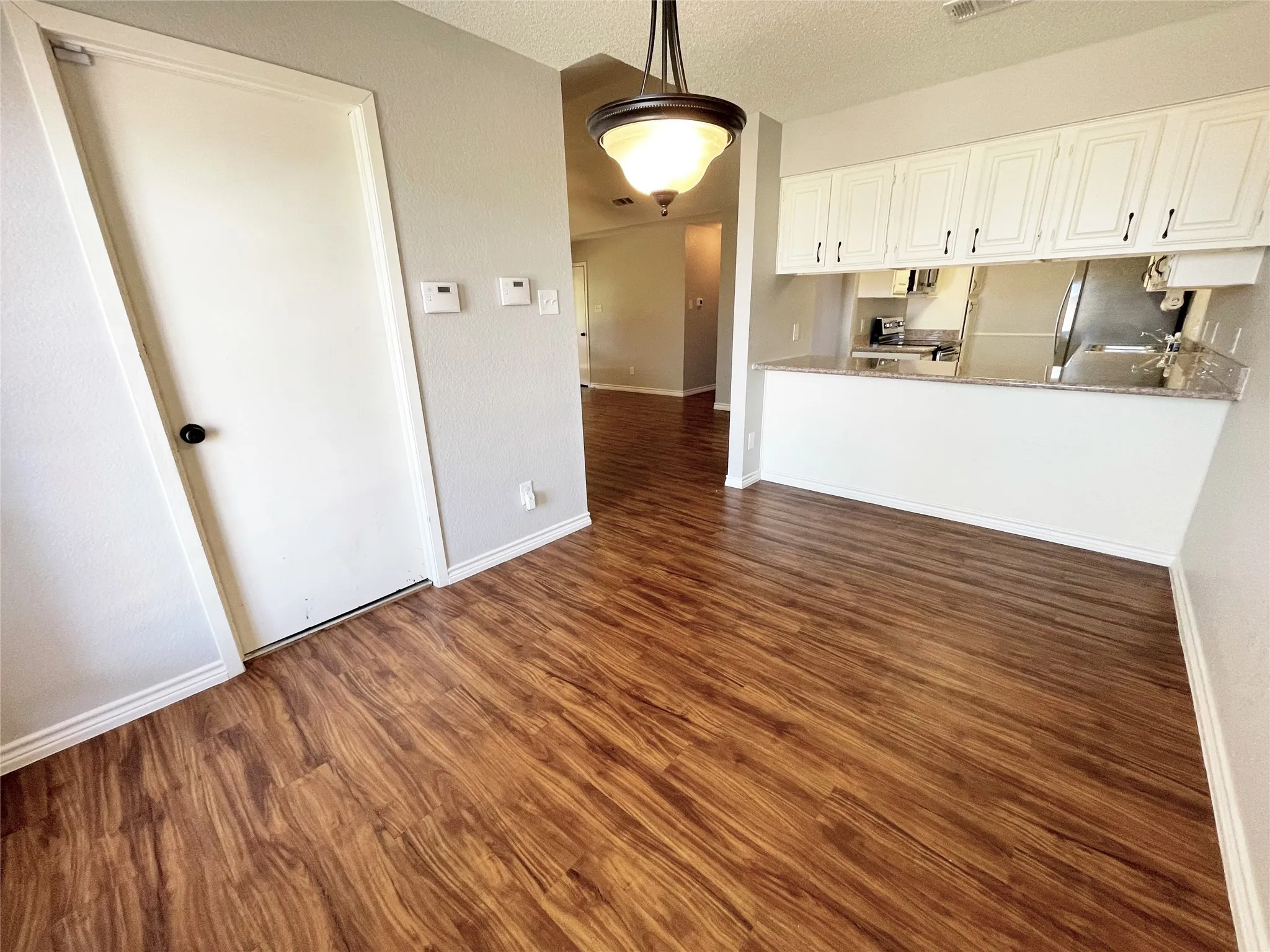 Dining Room to Bkfst Bar and Kitchen