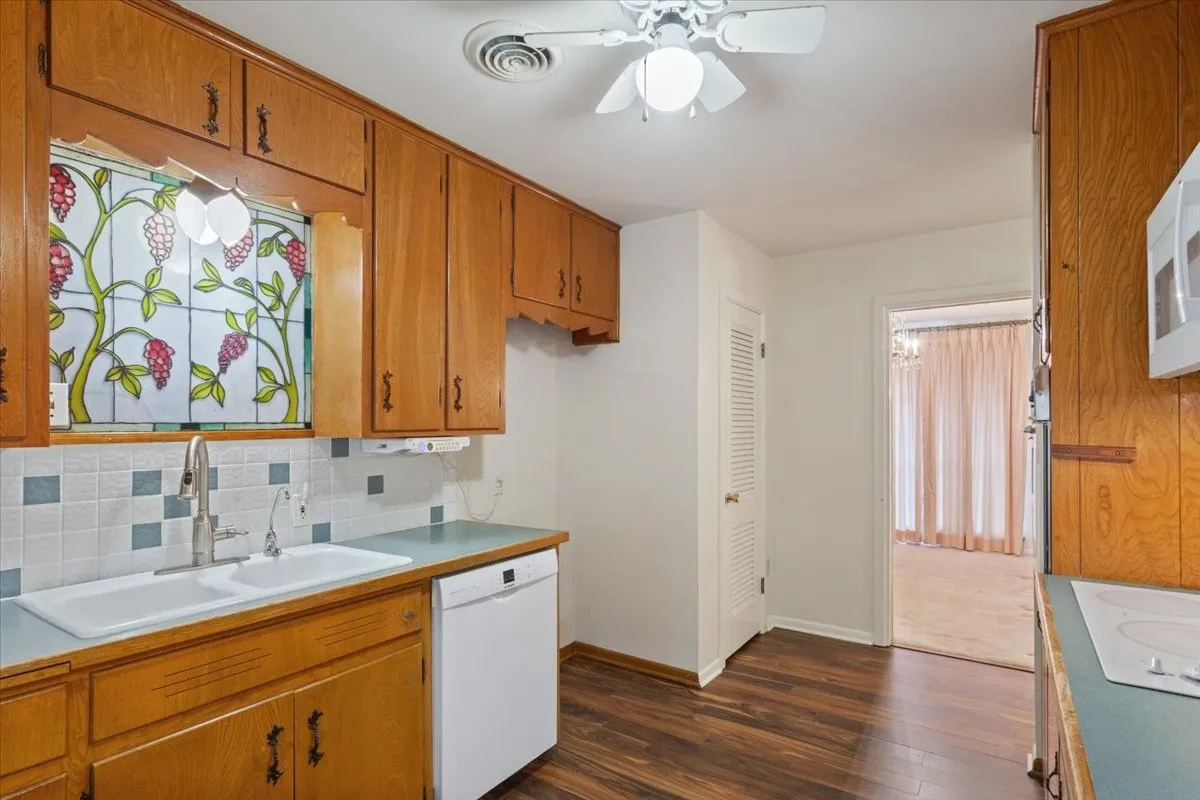 Kitchen with tile backsplash and stained glass feature