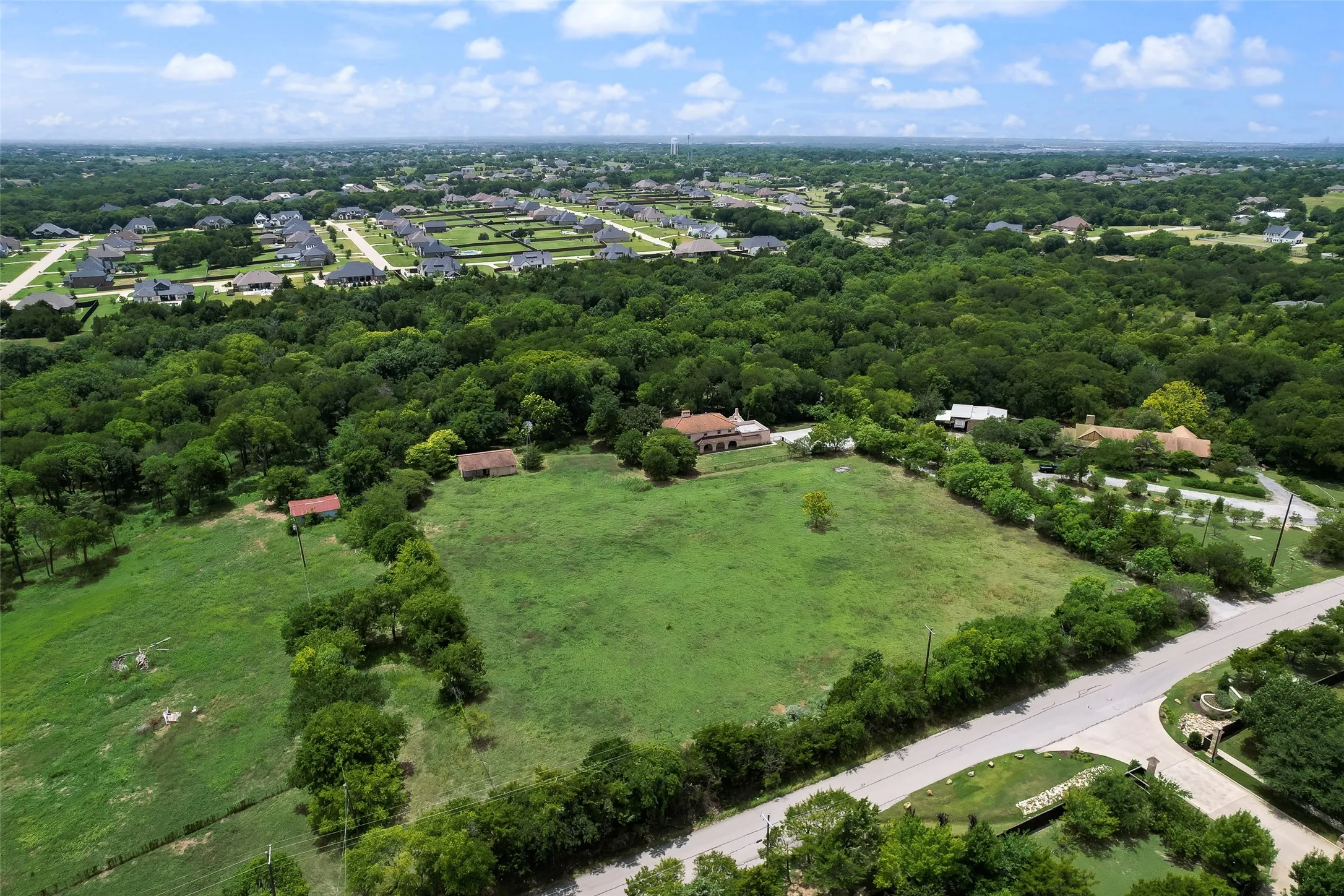 Single Family Residence For Sale in Ellis County , 7220 Shiloh Road, Midlothian, Texas 76065, 4 Bedroom, 3 Bathroom, 4 Garage spaces, 2,900 Sqft, built in 1971, mls#21315753, Real Estate Agent in Midlothian, Homes For Sale in Ellis county, Homes For Sale in Midlothian, Realtor in Midlothian Texas, Real Estate Brokerage Independent Realty Texas, Luminita Cordes Realtor