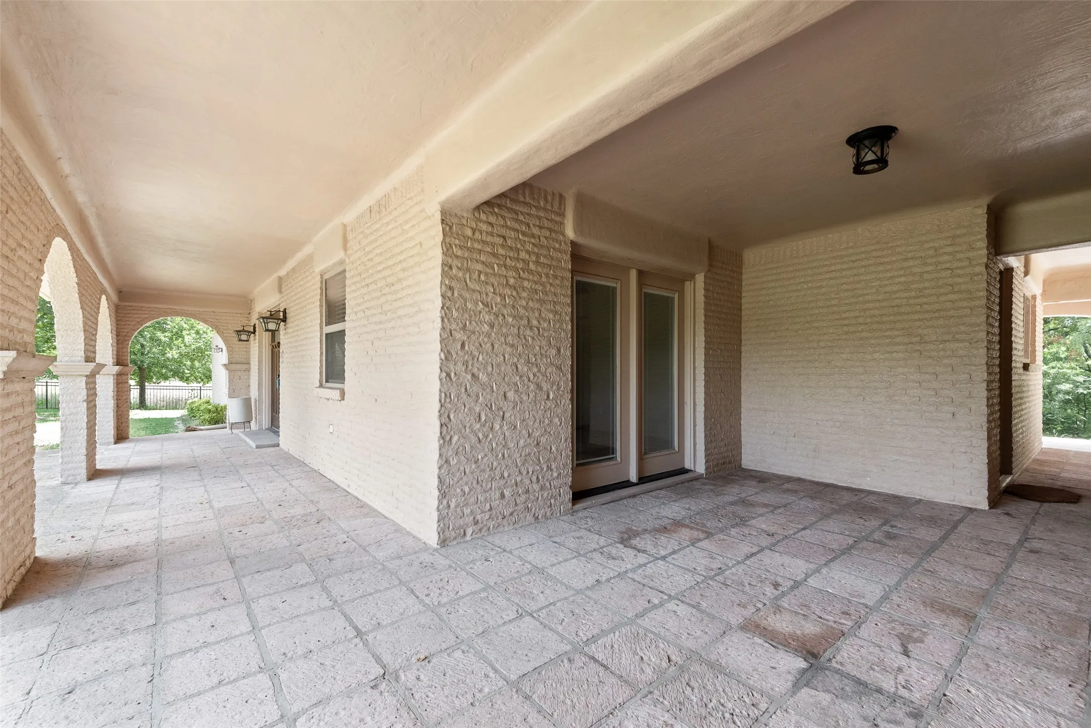 Covered Veranda between the house and garage