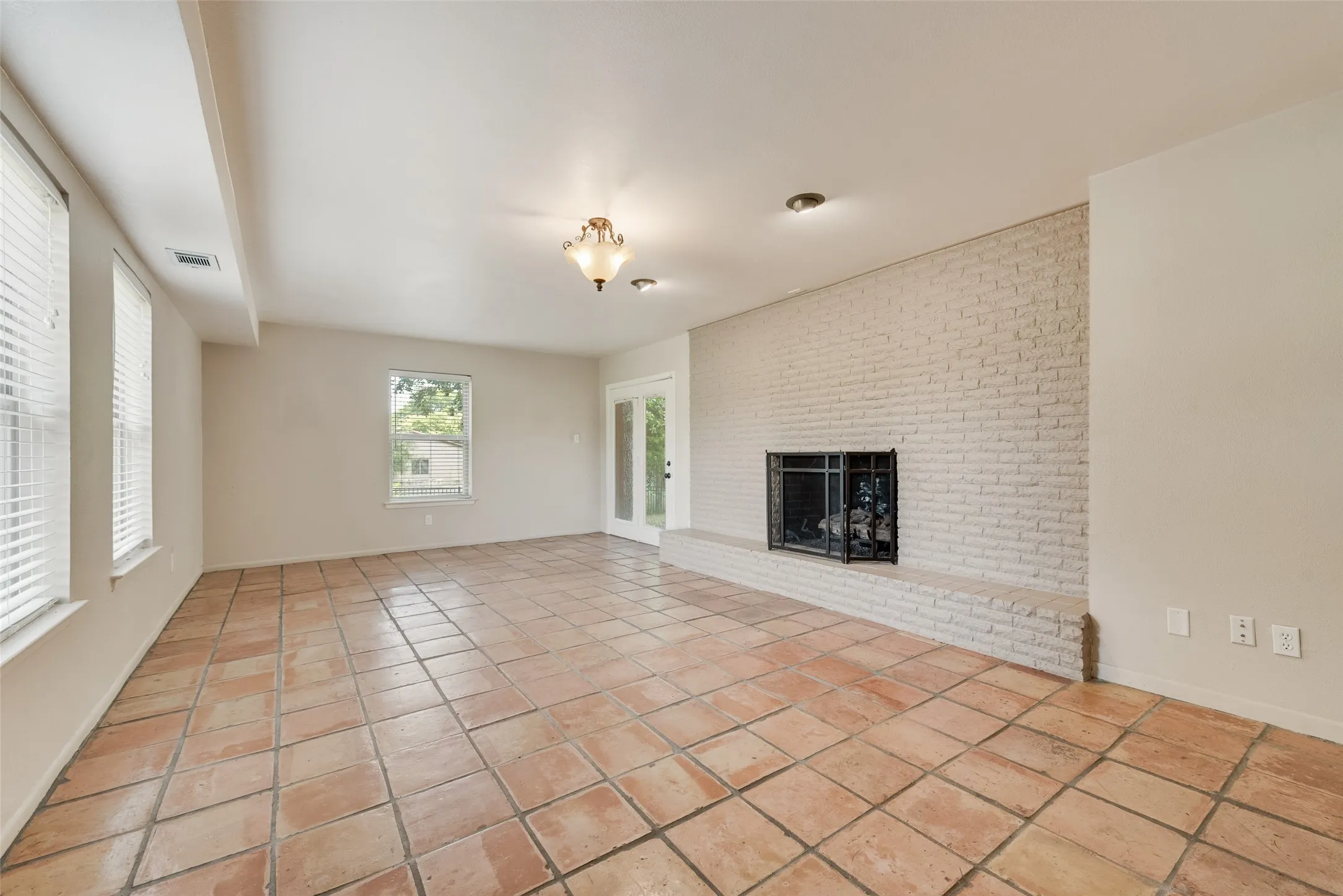 Single Family Residence For Sale in Ellis County , 7220 Shiloh Road, Midlothian, Texas 76065, 4 Bedroom, 3 Bathroom, 4 Garage spaces, 2,900 Sqft, built in 1971, mls#21315753, Real Estate Agent in Midlothian, Homes For Sale in Ellis county, Homes For Sale in Midlothian, Realtor in Midlothian Texas, Real Estate Brokerage Independent Realty Texas, Luminita Cordes Realtor