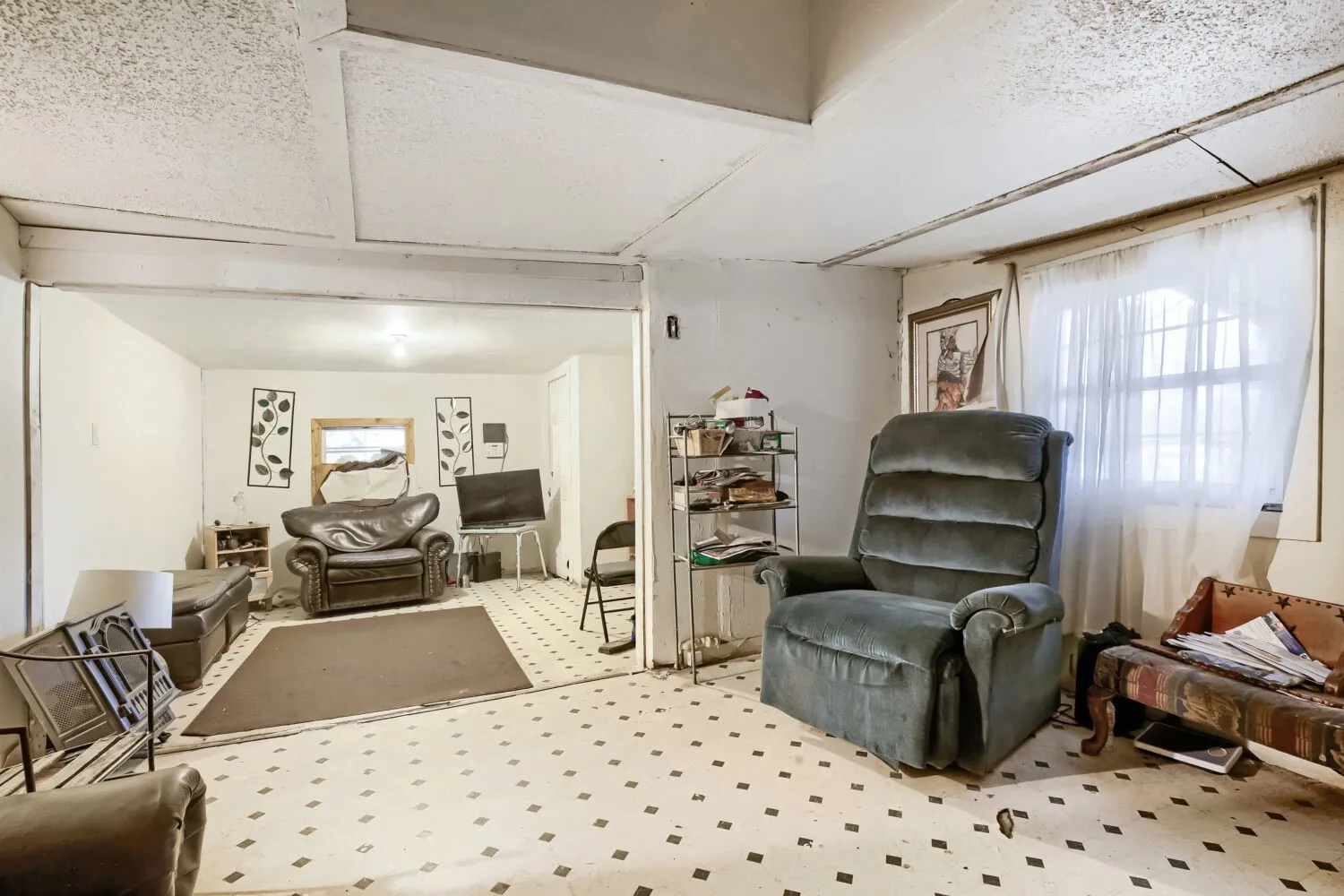 Single Family Residence For Sale in Ellis County , 1012 E Jefferson Street, Waxahachie, Texas 75165, 2 Bedrooms, 1 Bathroom, Garage spaces, 1,242 Sqft, built in 1955, Price $152,000, mls#21335337, Real Estate Agent in Waxahachie, Homes For Sale in Ellis county, Homes For Sale in Waxahachie, Realtor in Waxahachie Texas, Real Estate Brokerage Independent Realty Texas, Luminita Cordes Realtor
