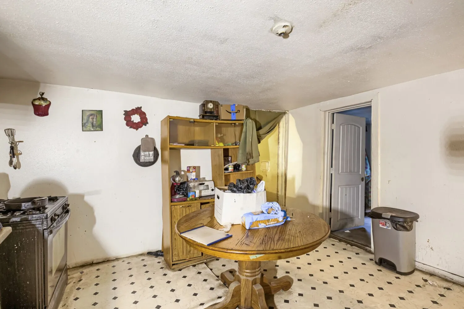 Single Family Residence For Sale in Ellis County , 1012 E Jefferson Street, Waxahachie, Texas 75165, 2 Bedrooms, 1 Bathroom, Garage spaces, 1,242 Sqft, built in 1955, Price $152,000, mls#21335337, Real Estate Agent in Waxahachie, Homes For Sale in Ellis county, Homes For Sale in Waxahachie, Realtor in Waxahachie Texas, Real Estate Brokerage Independent Realty Texas, Luminita Cordes Realtor