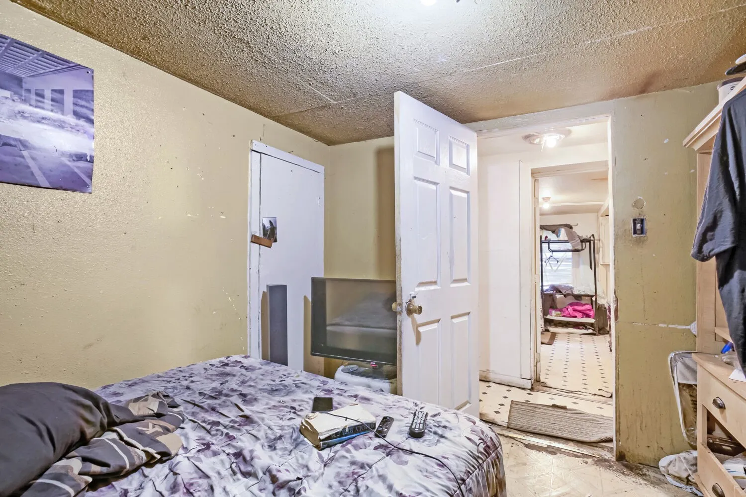 Interior room with light yellow walls and a textured​​‌​​​​‌​​‌‌​‌‌​​​‌‌​‌​‌​‌​​​‌​​ ceiling